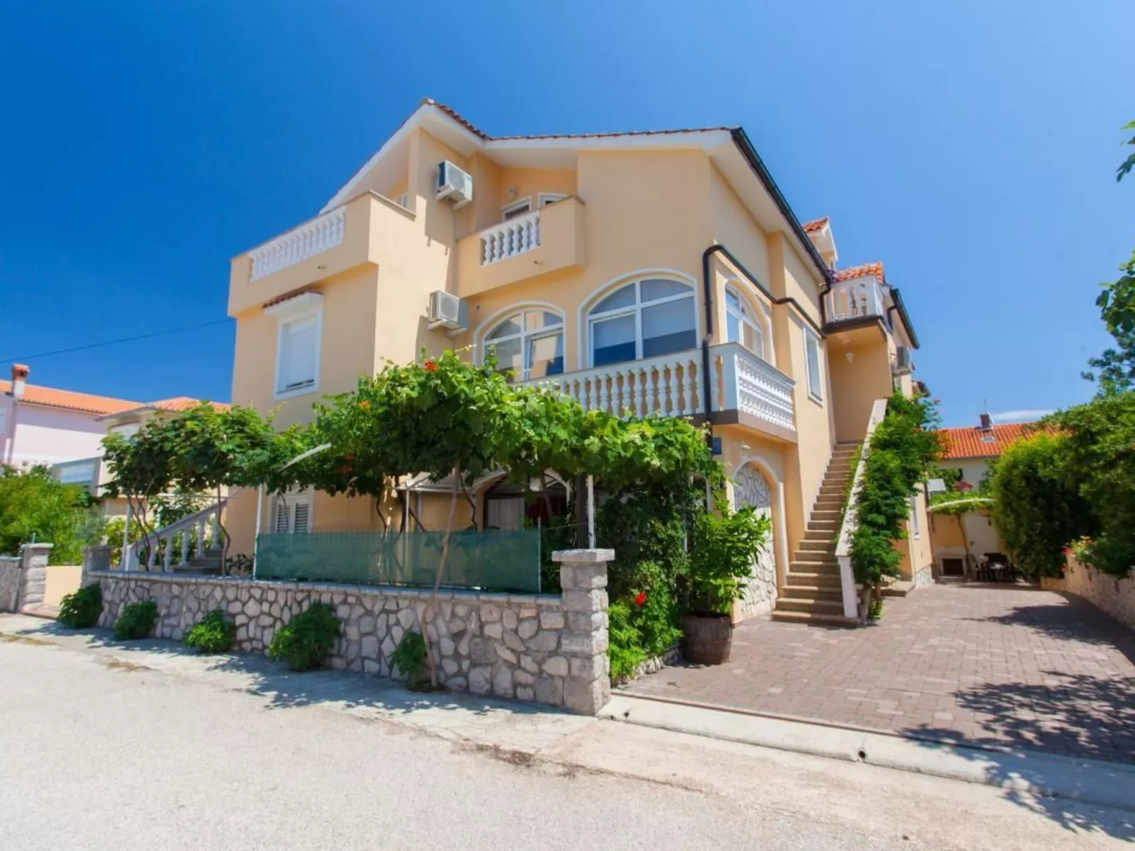 App mit Meerblick und Pool für 2-4 Personen