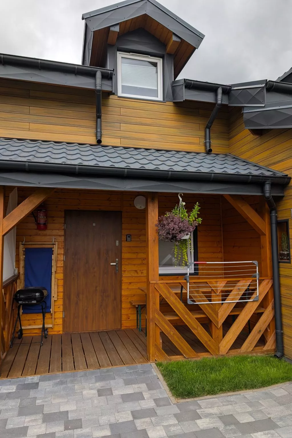 Trebor"-Häuser in einem eingezäunten Gebiet