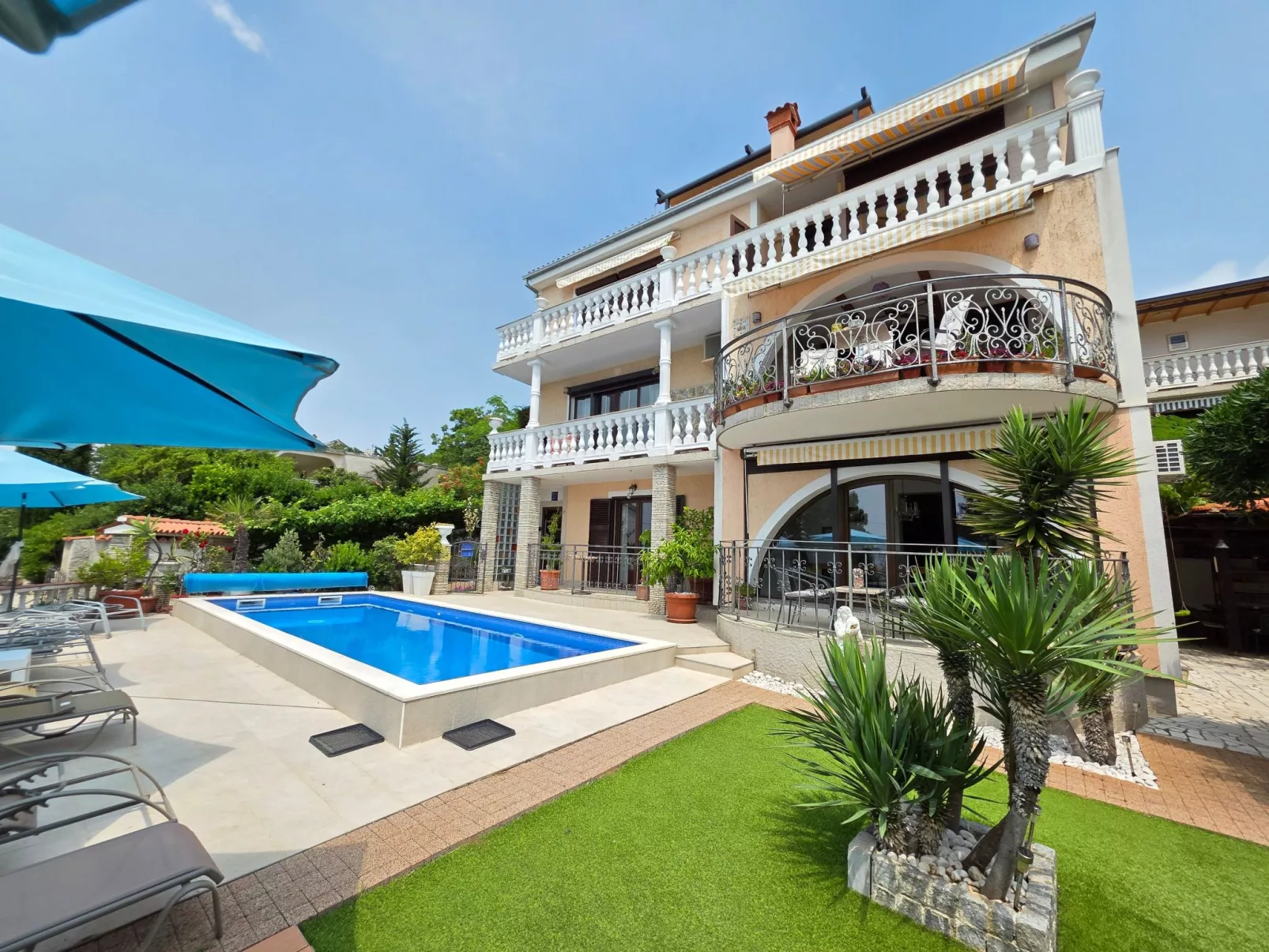 Appartement mit Balkon - gemeinsamer Pool und Terrasse