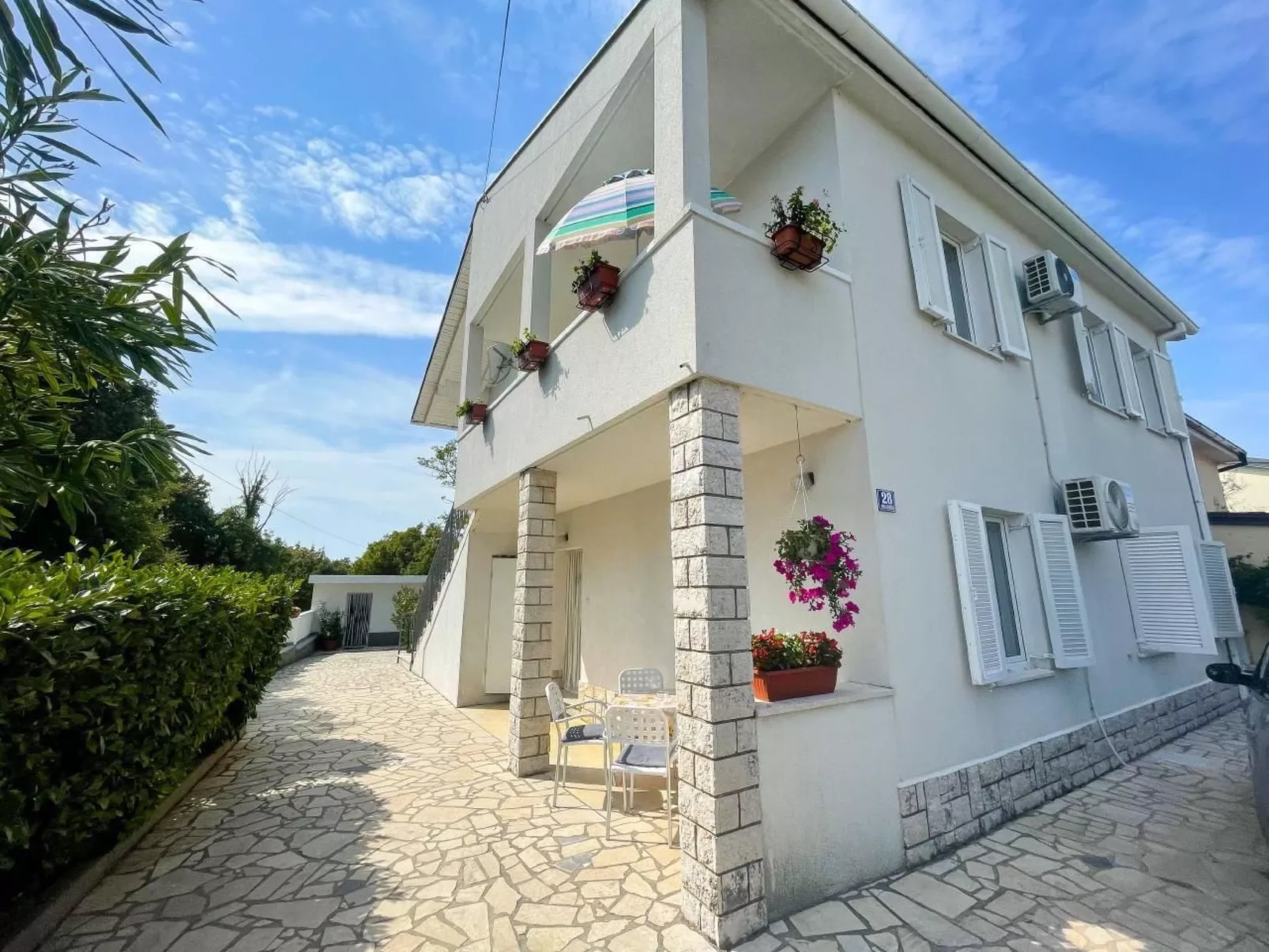 Schöne Ferienwohnung in Jadranovo mit Grill, Terrasse und Garten