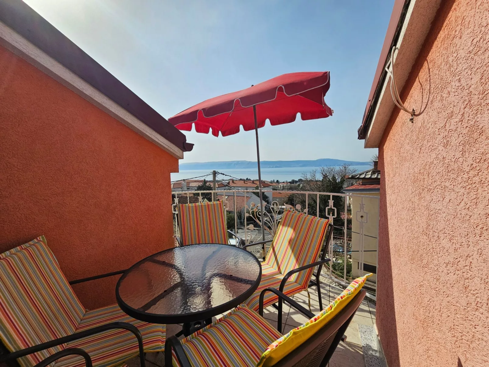 Appartement mit Balkon und Meerblick