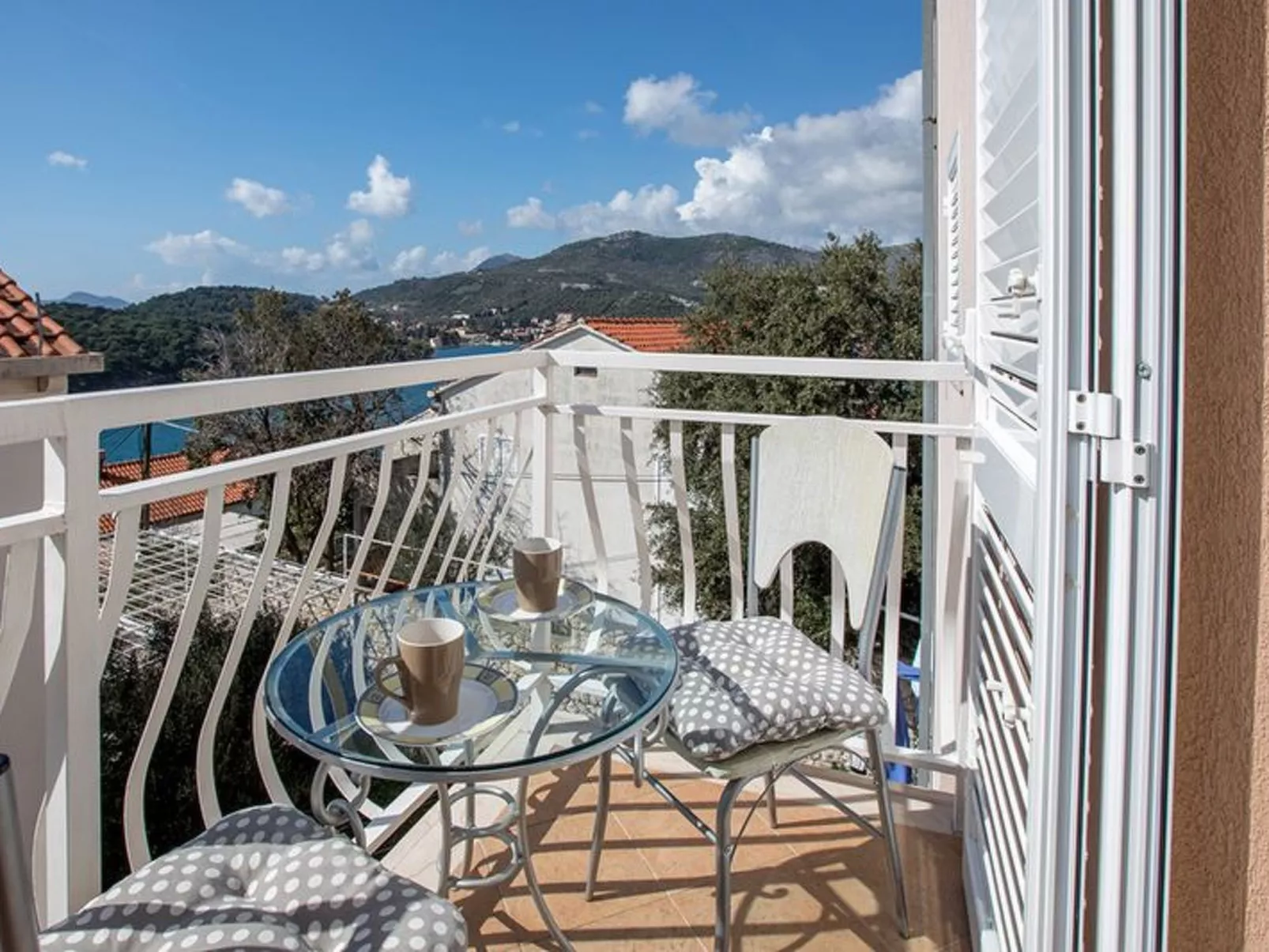 Mélanie B im ersten Stock einer Villa am Strand