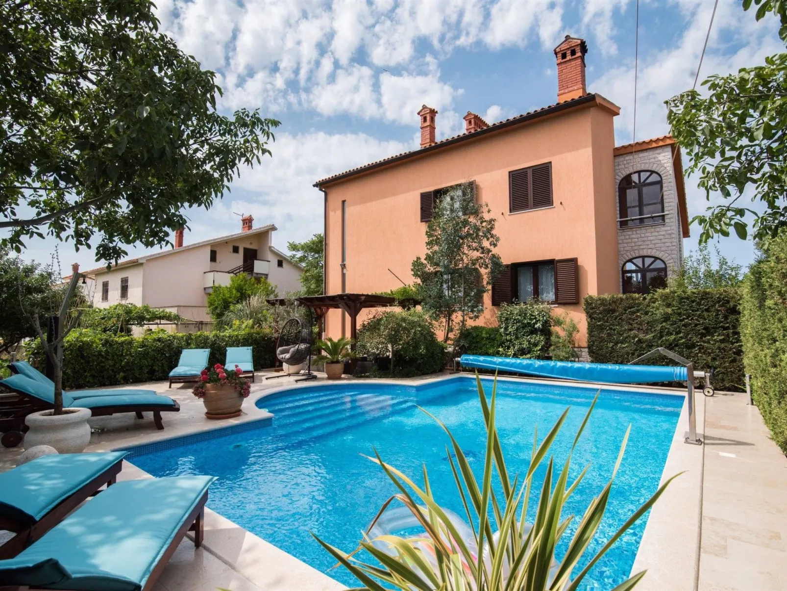 Elegantes Familienappartement mit privatem Pool