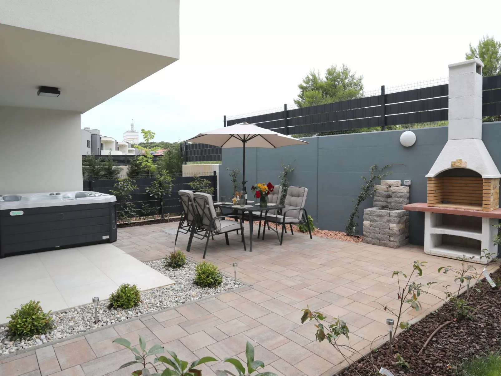 Luxus-Appartement mit Jacuzzi, Parkplatz und Garten