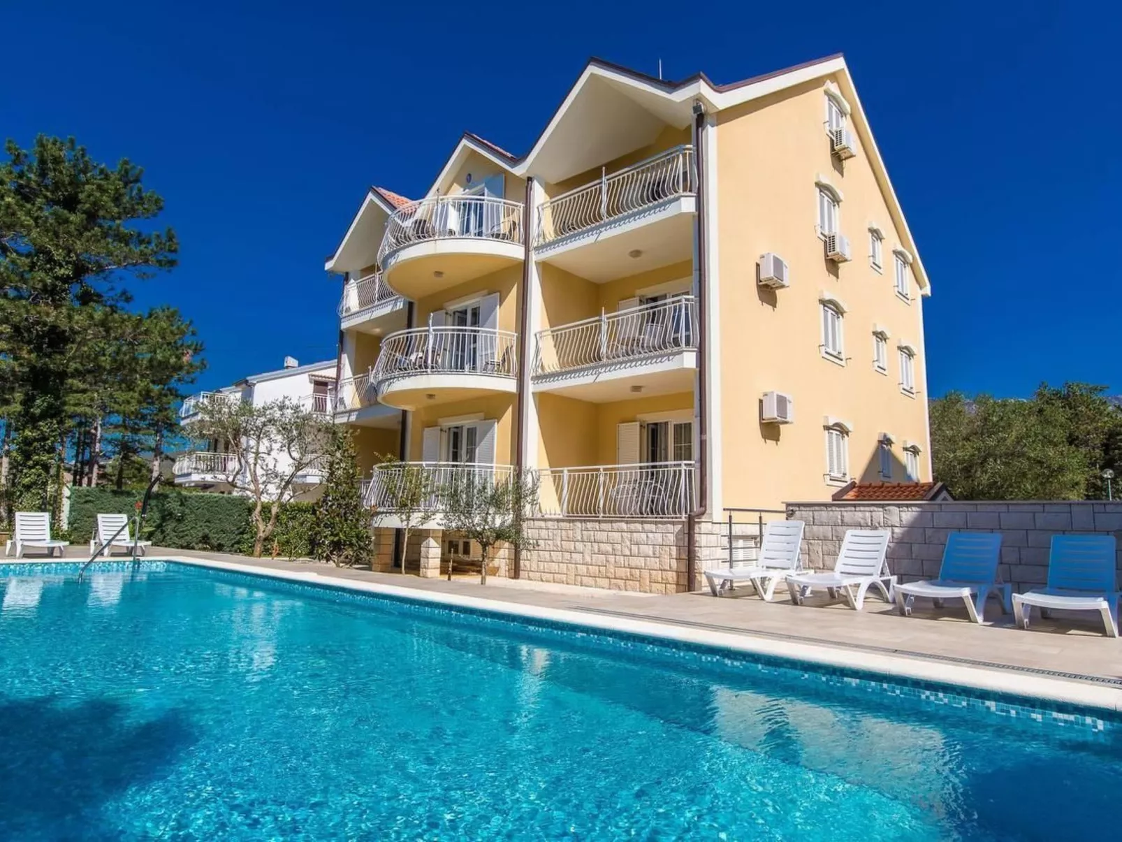 Wohnung in Jadranovo mit Grill, gemeinschaftlichem Pool und Terrasse