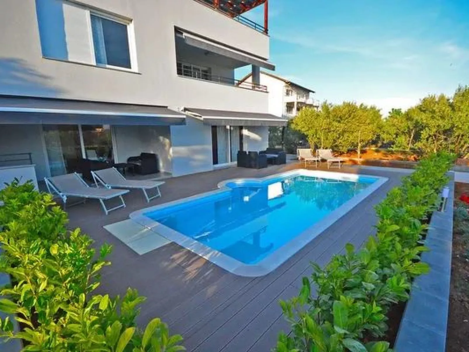 Wohnung 2 mit Schwimmbad und Garten