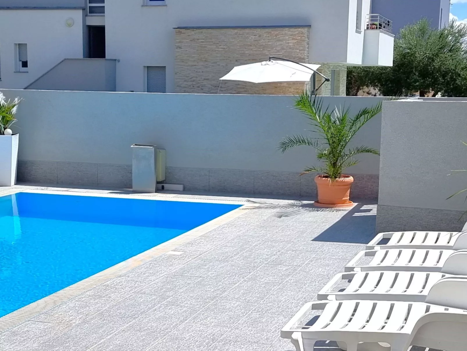 Erdgeschoss-Ferienwohnung mit Garten und Pool