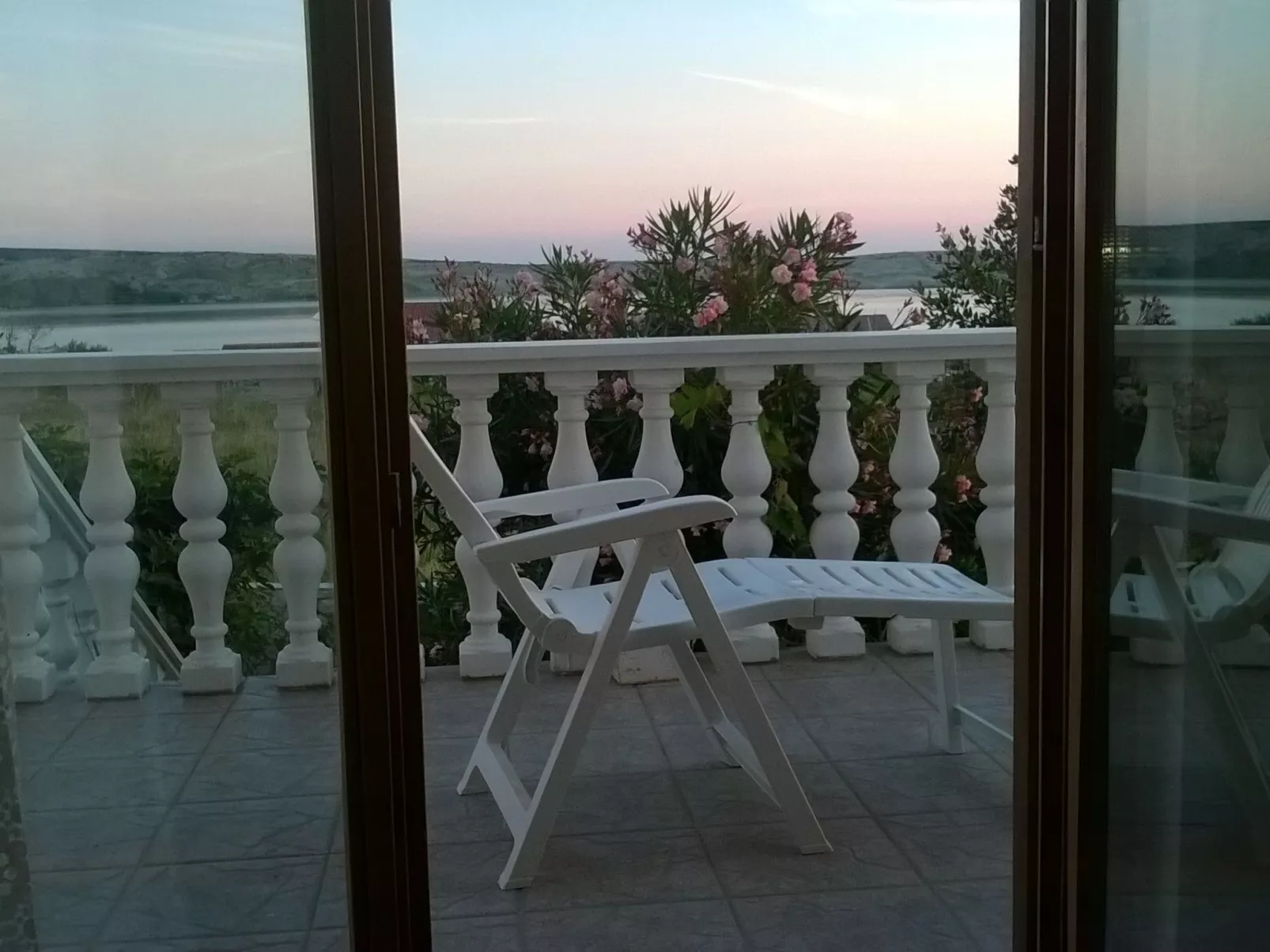 Mit Blick auf das Wasser