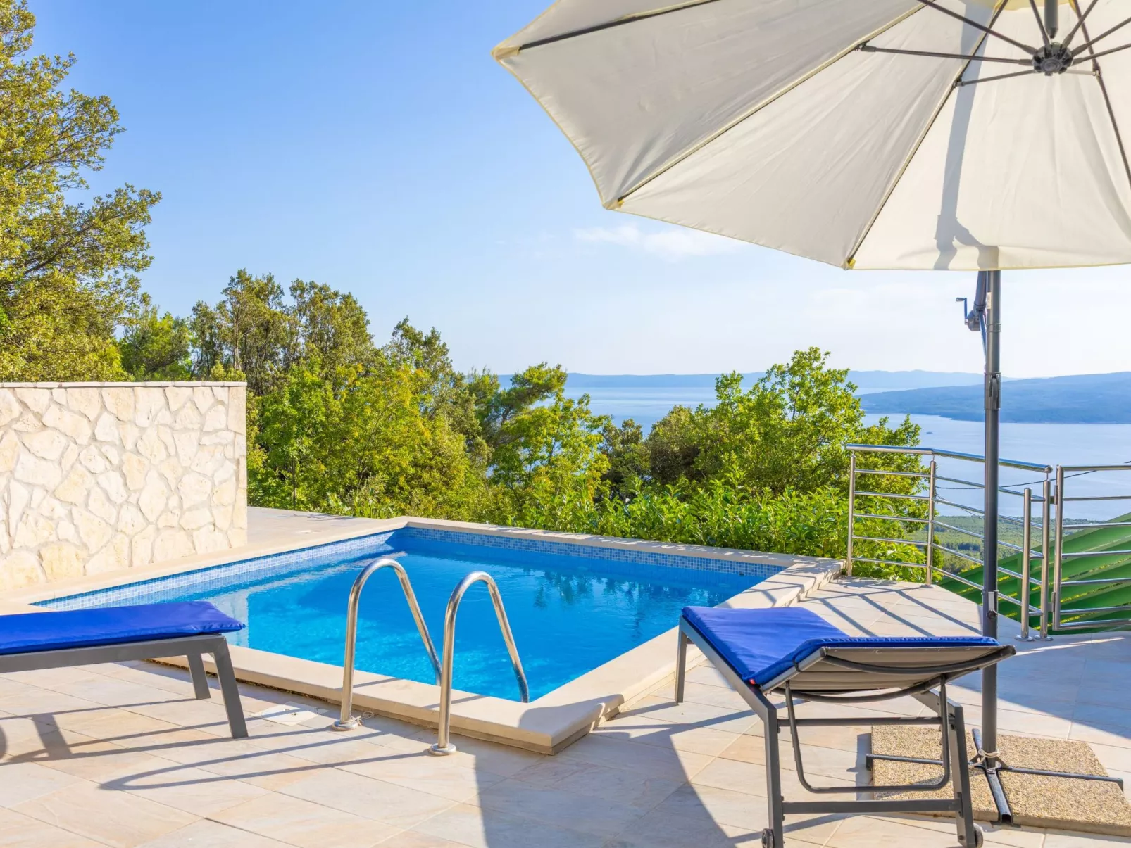 Günstiges Ferienhaus mit Pool und Meerblick