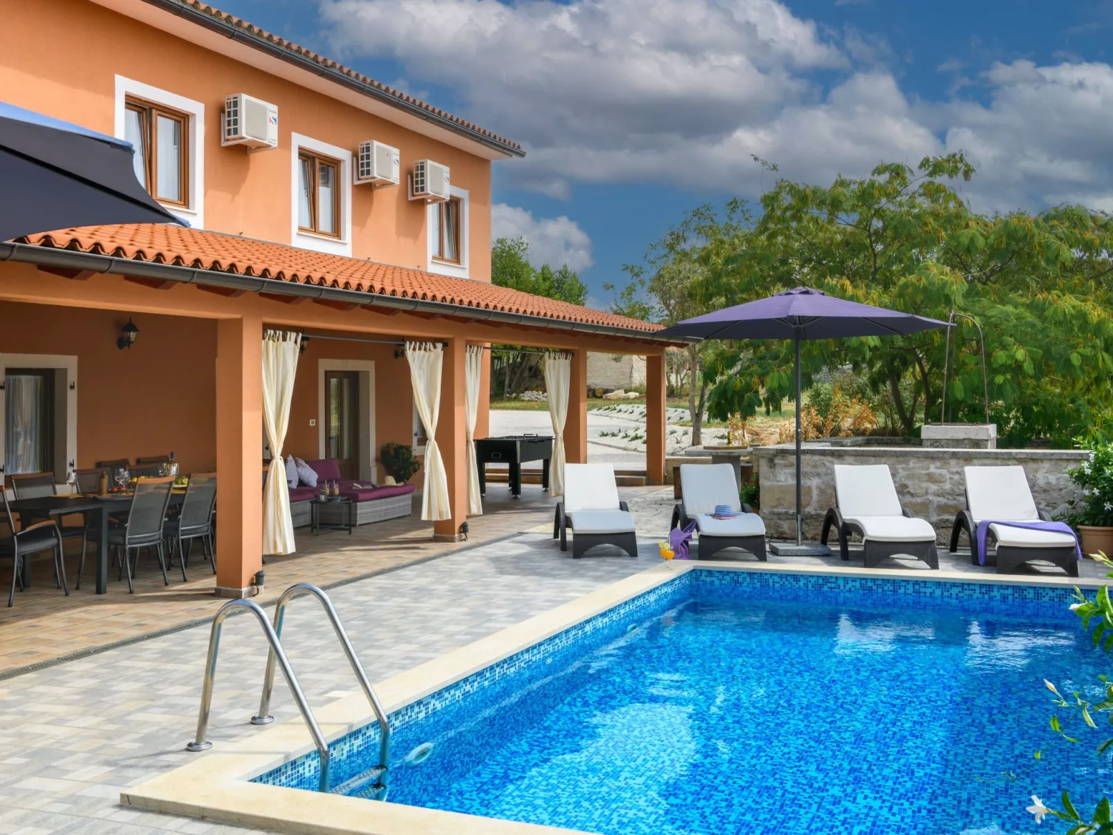 Villa mit privatem Pool auf einem 4000 Quadratmeter großen Grundstück.