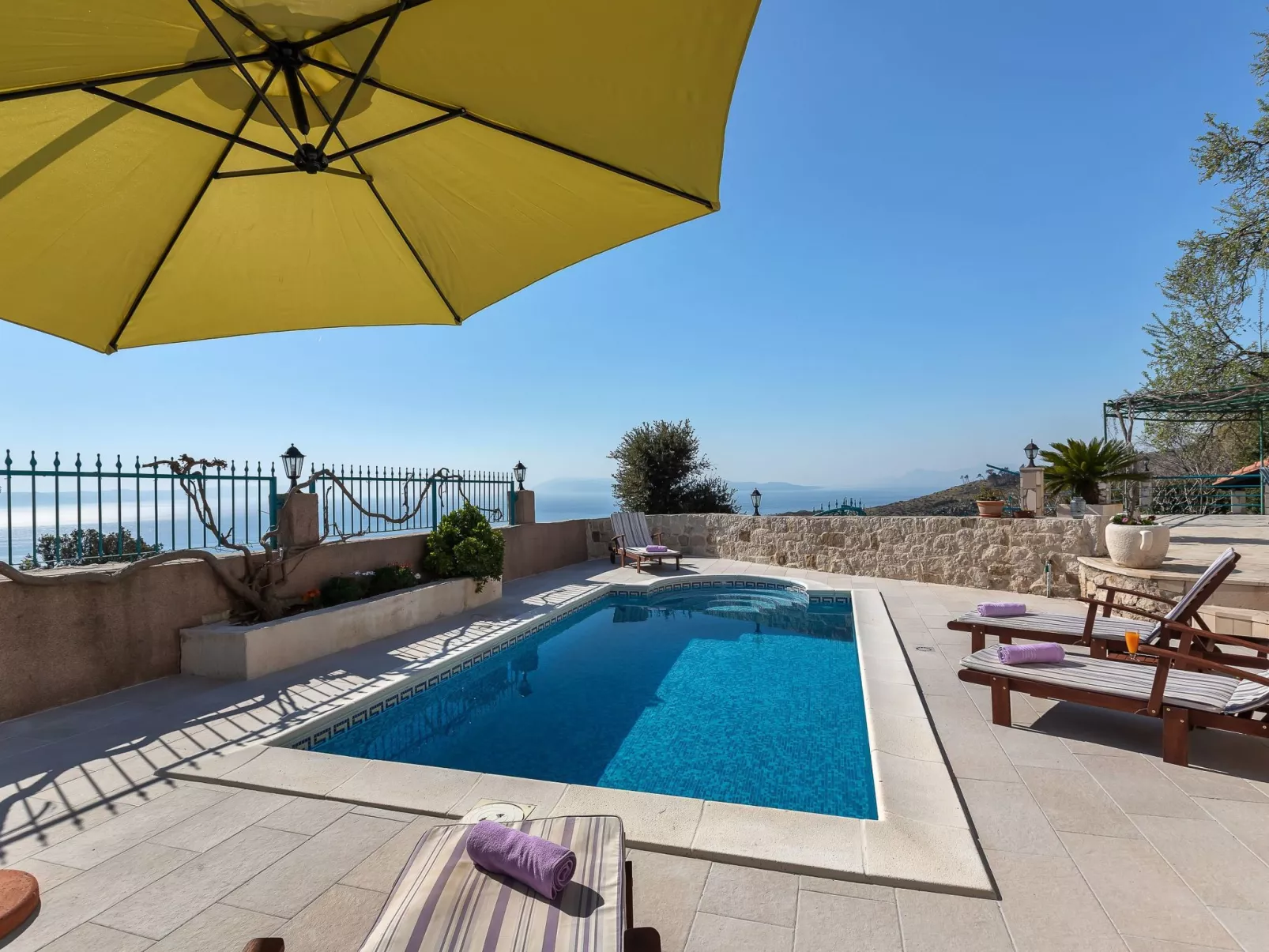 "Podgora" mit Blick auf das Wasser