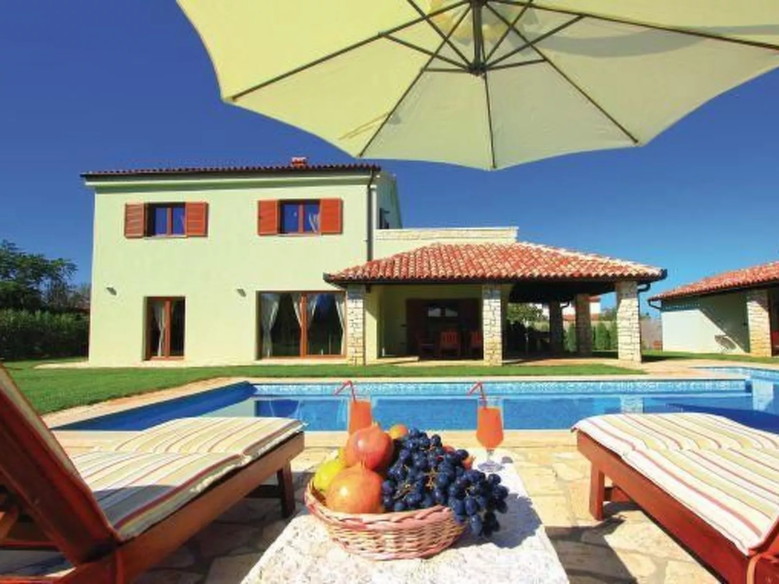 Luxuriöse Villa mit riesigem Olivenbaum-Garten, Sonnenterrasse, großem Pool und