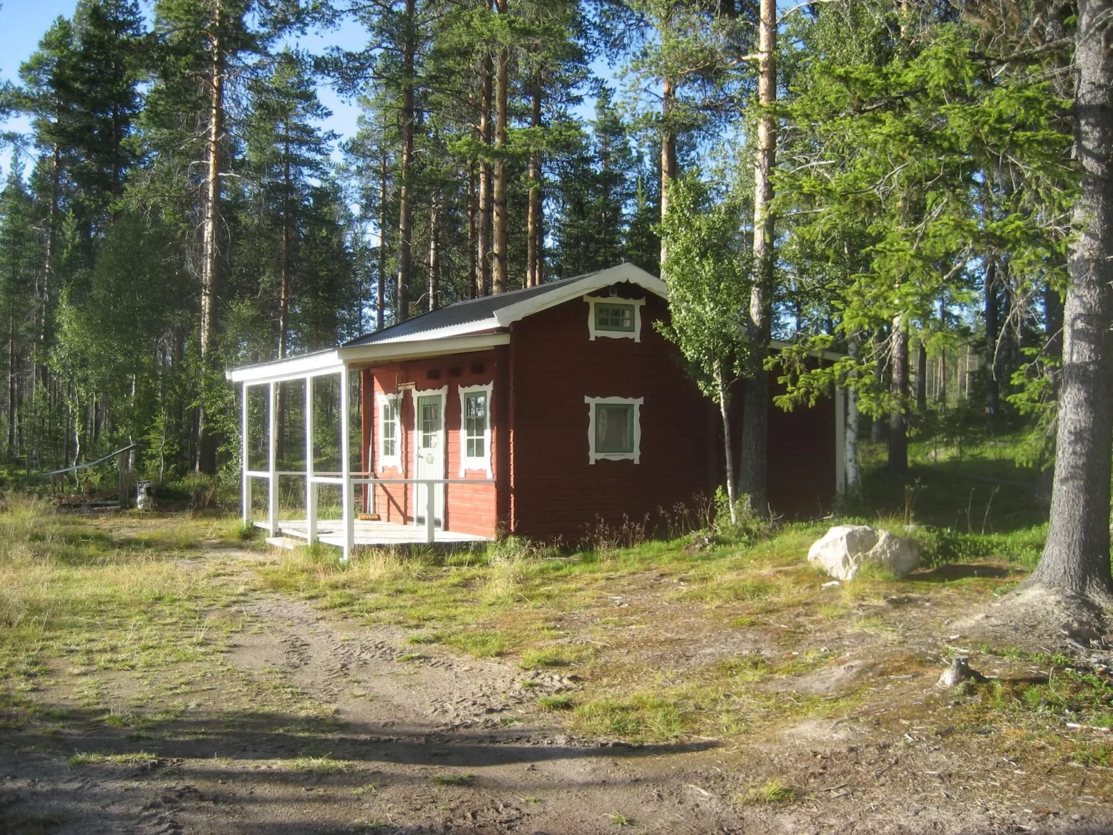 Schwedisches Holzhaus mit Grill und Terrasse