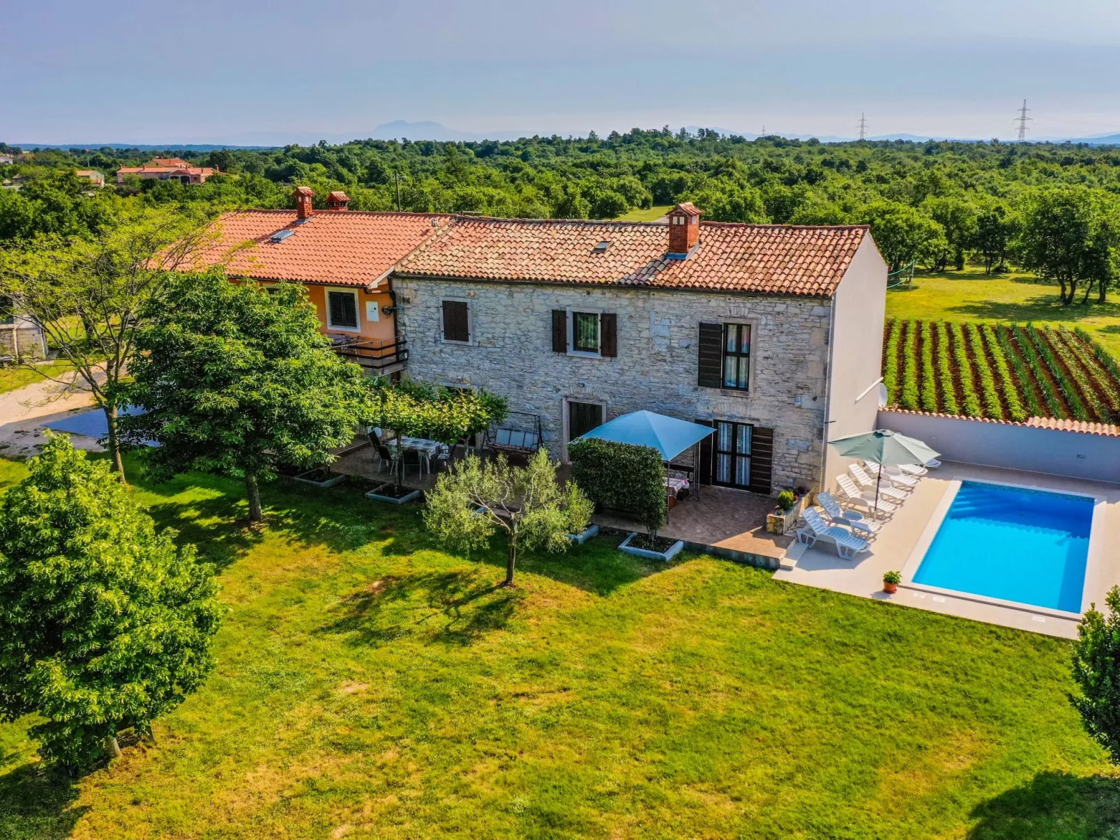 Schönes Haus mit großer grüner Umgebung, Pool