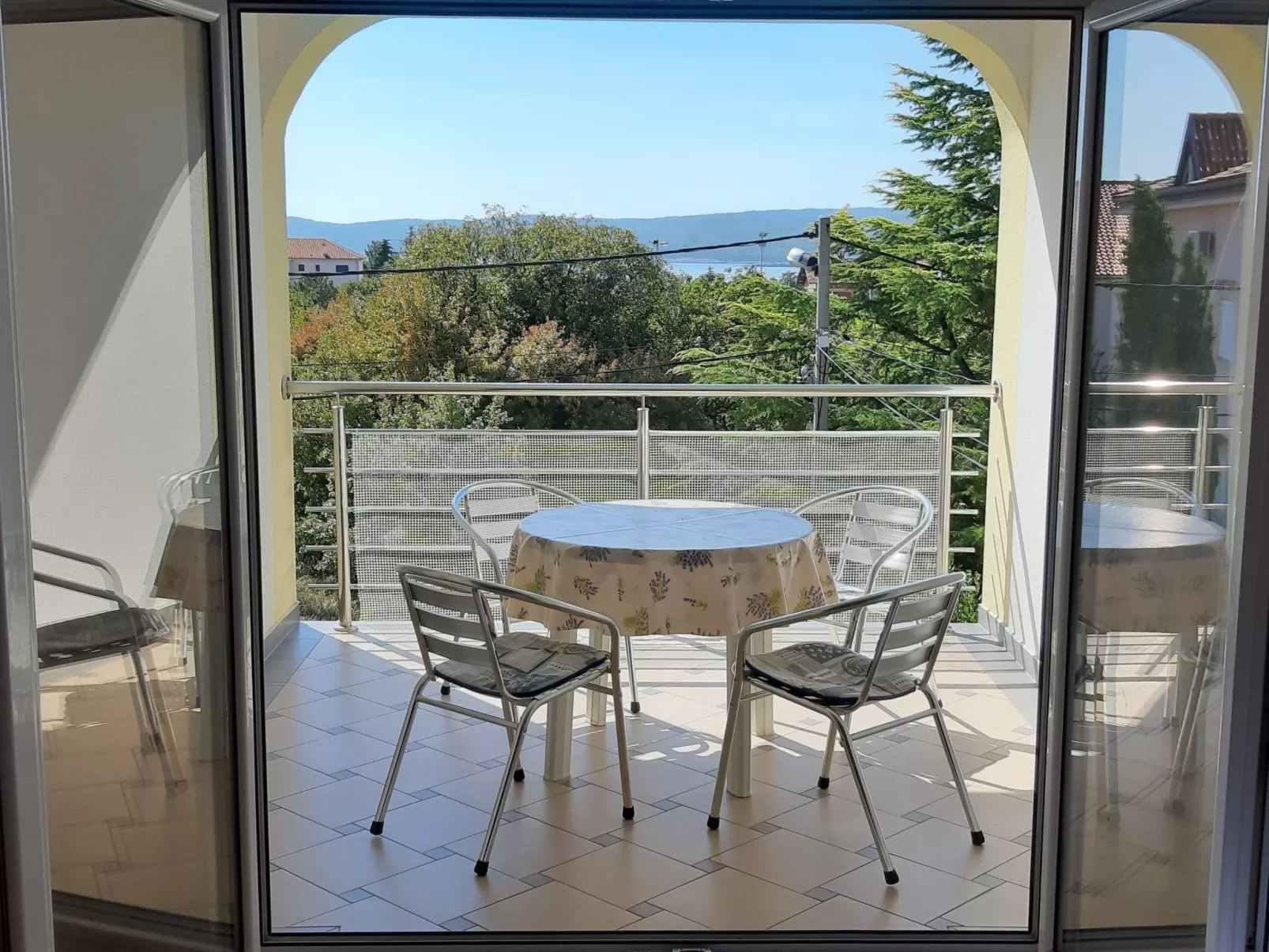 Helle Wohnung in Selce mit Terrasse