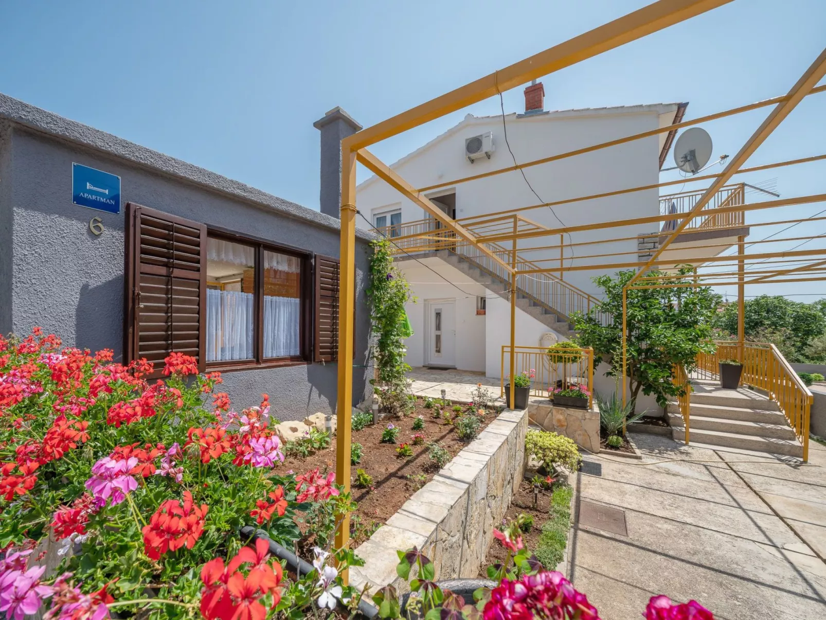 Große Ferienwohnung in Vodice mit Eigenem Balkon