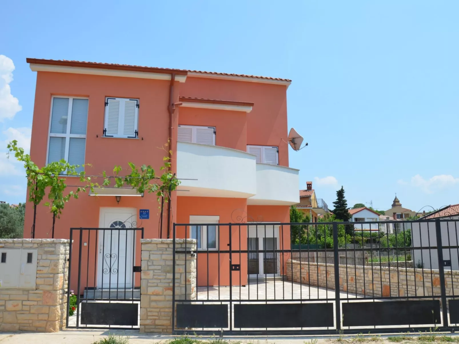 Ruhiges Ferienhaus mit Balkon und Garten