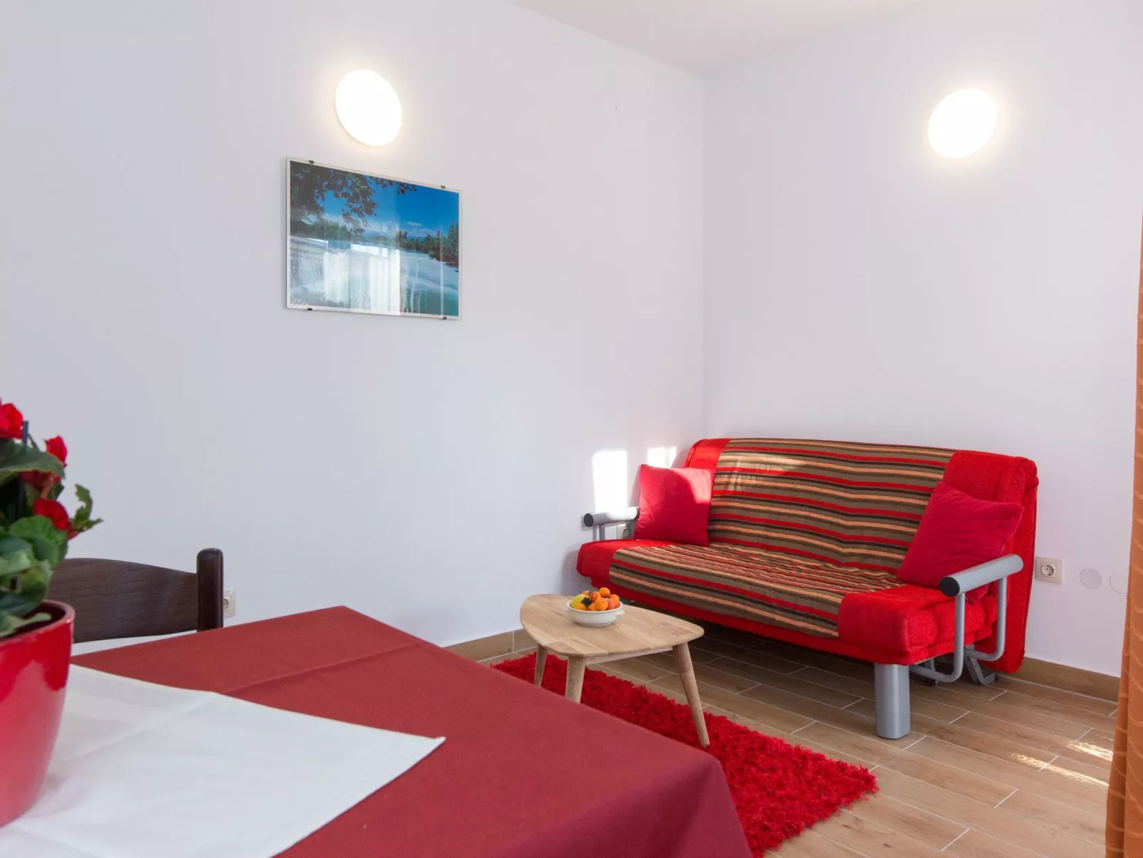 Wohnung Nr. 1 mit 2 Schlafzimmern und 2 Balkonen im 1. Obergeschoss