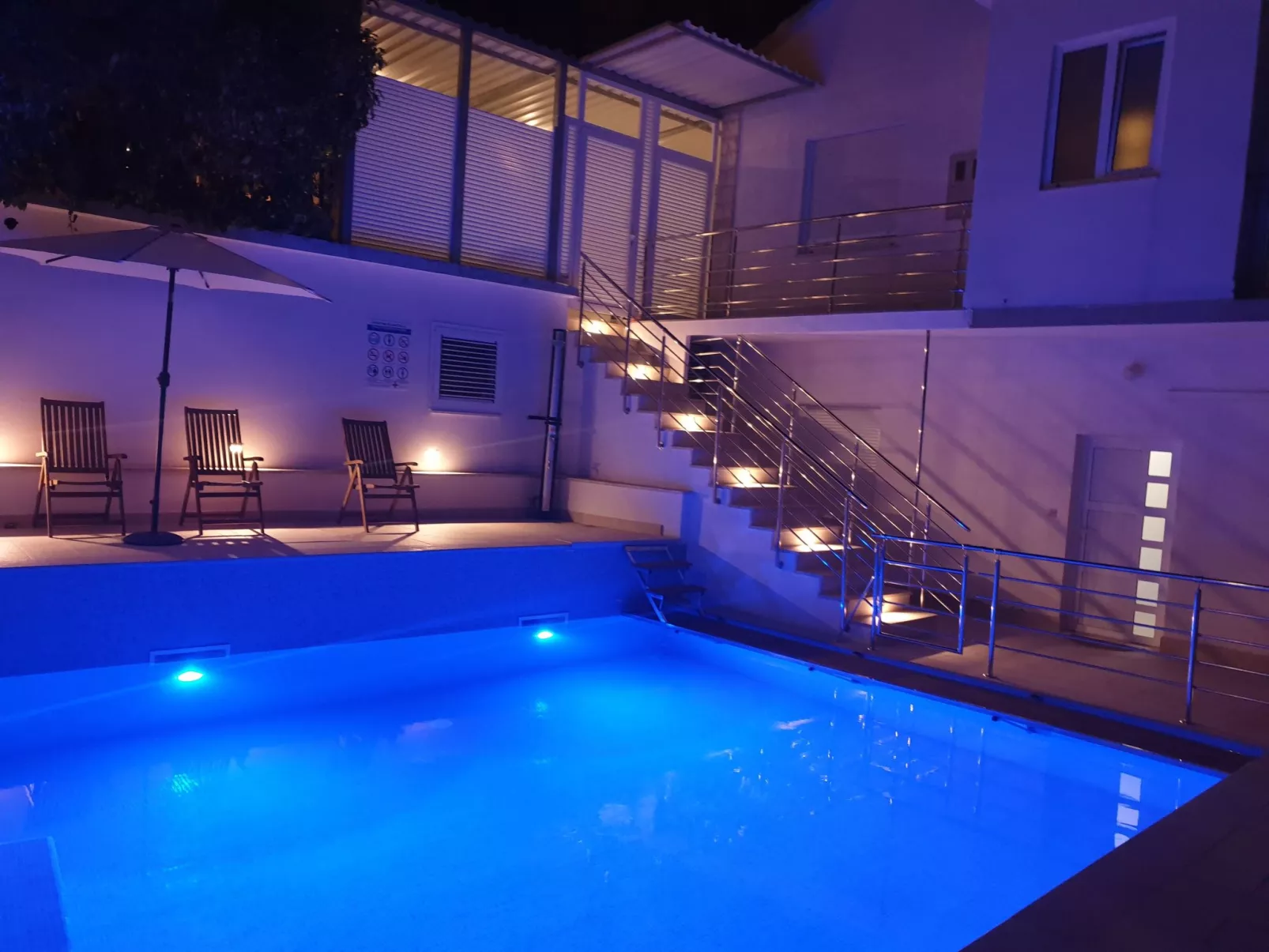 Für sechs Personen, mit einem Balkon