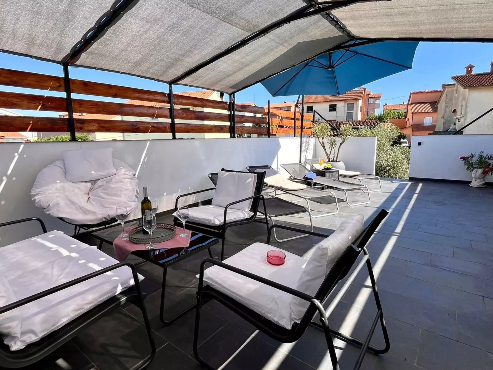 In Pula mit großem Dachbalkon.