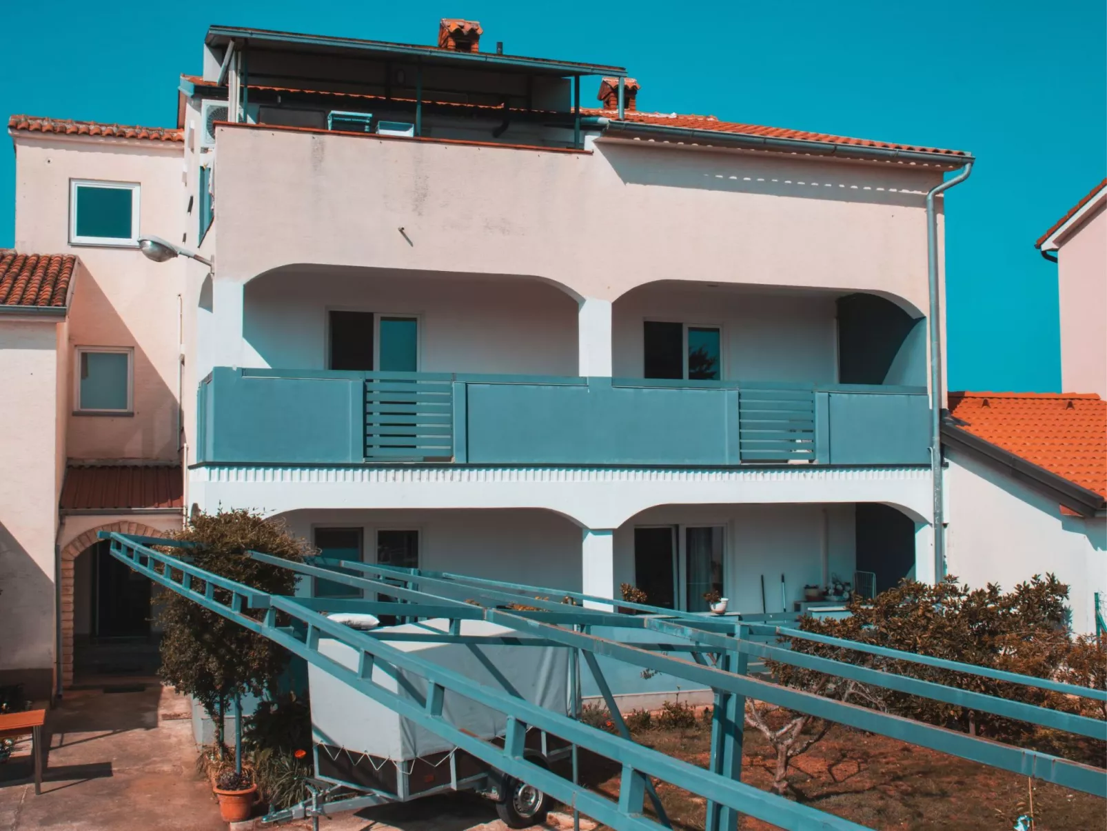 Deh 7, Dorf Štinjan