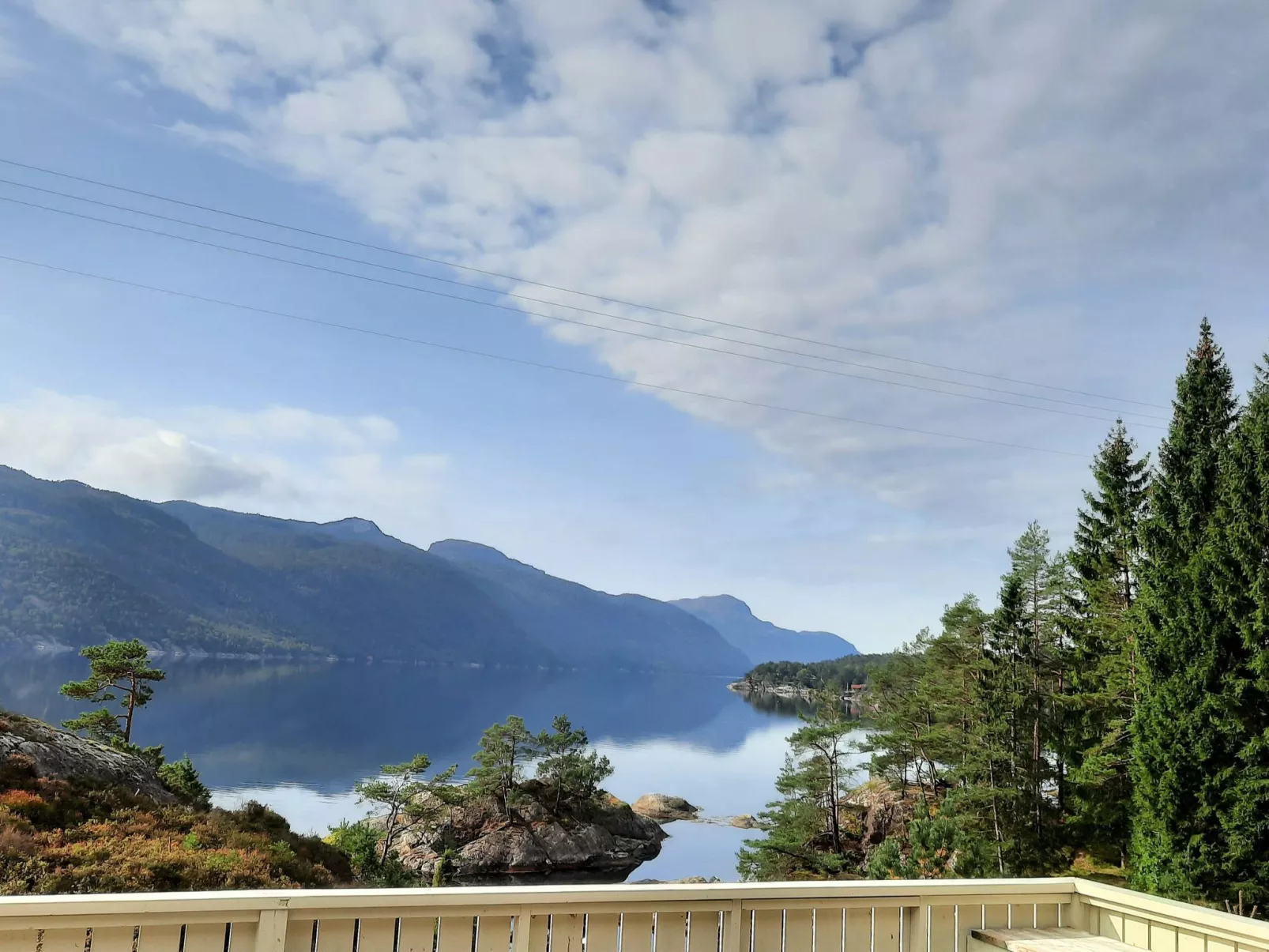Häuschen mit Blick auf das Wasser