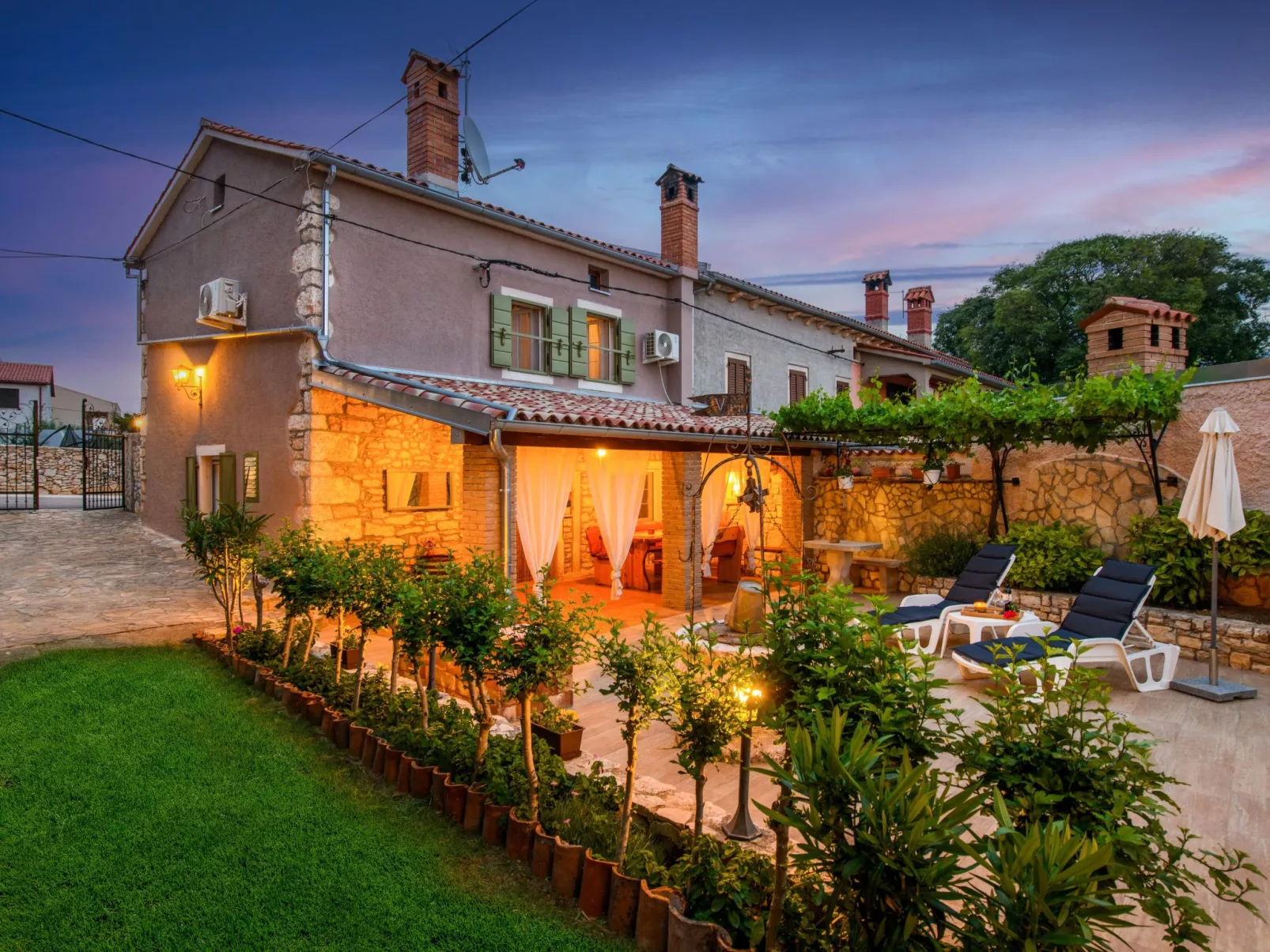 Mit Garten, Terrasse und Grill