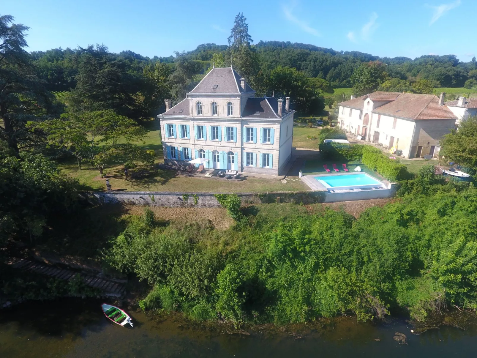 Schloss mit Überlaufpool an der Dordogne