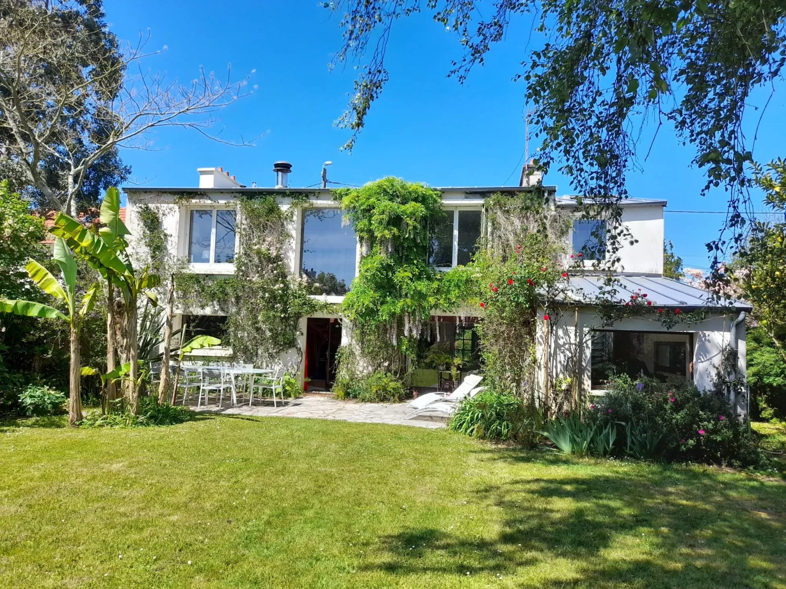 Großes Familienhaus mit schön angelegtem Garten