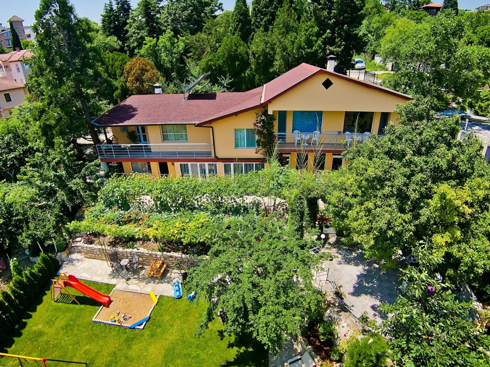 Mit Blick auf das Wasser