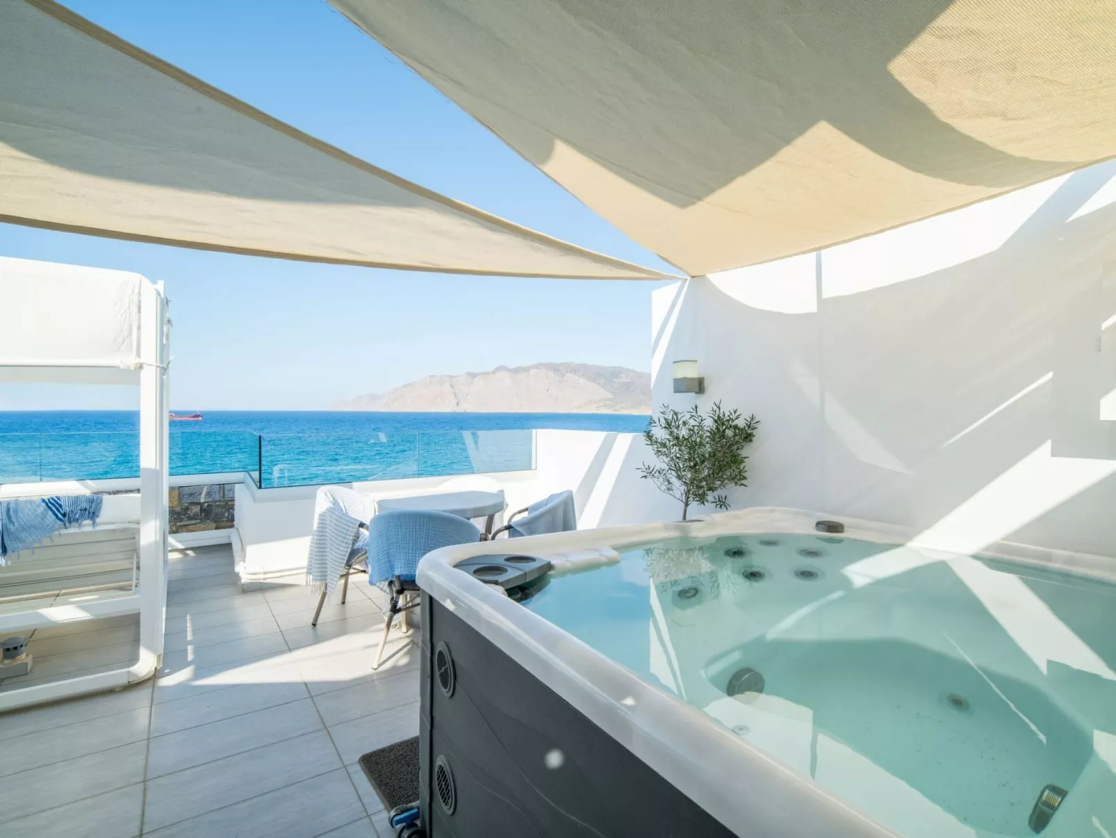 Neue Villa Moments am Meer mit Whirlpool, 50 m zum Strand