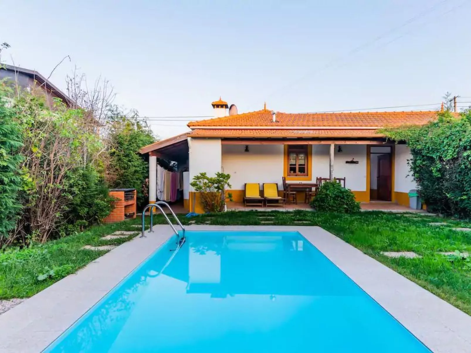 Mit Garten, Grill und Terrasse