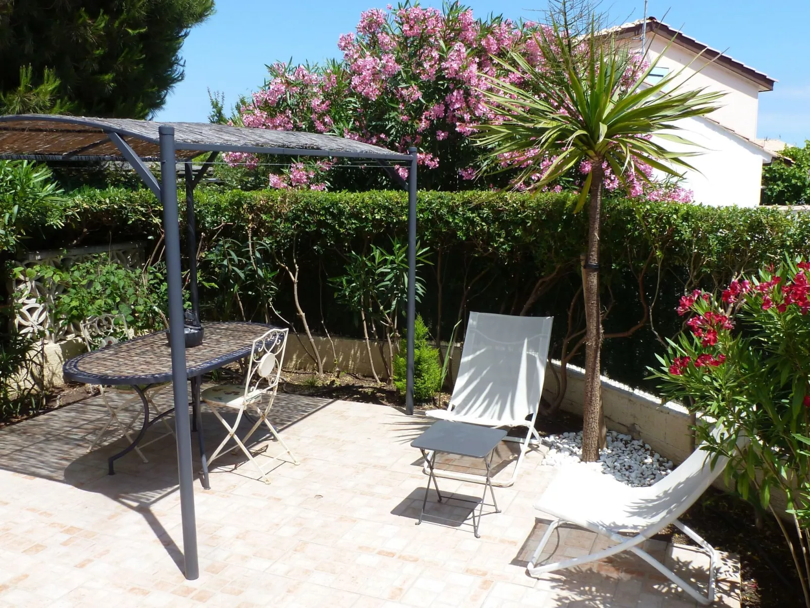 SAISONALE VERMIETUNG: DIE PERGOLA AM STRAND.