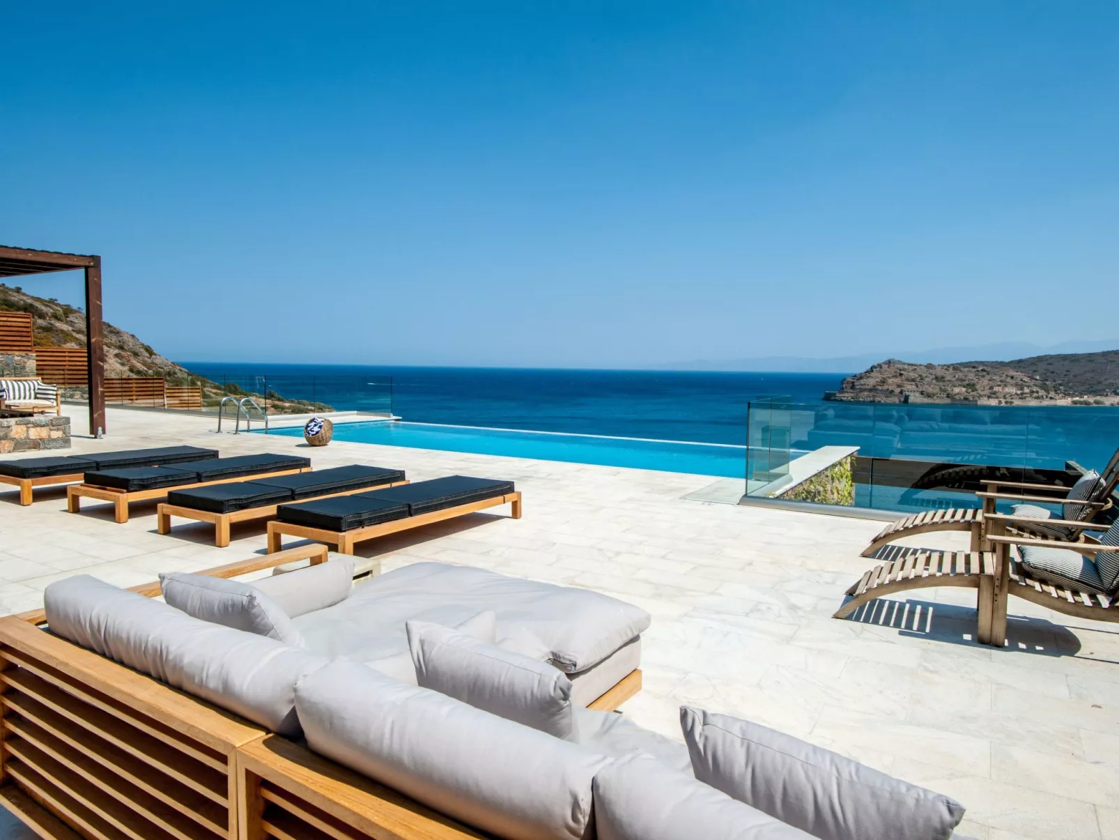 "Villa Dimitra" mit Infinity Pool