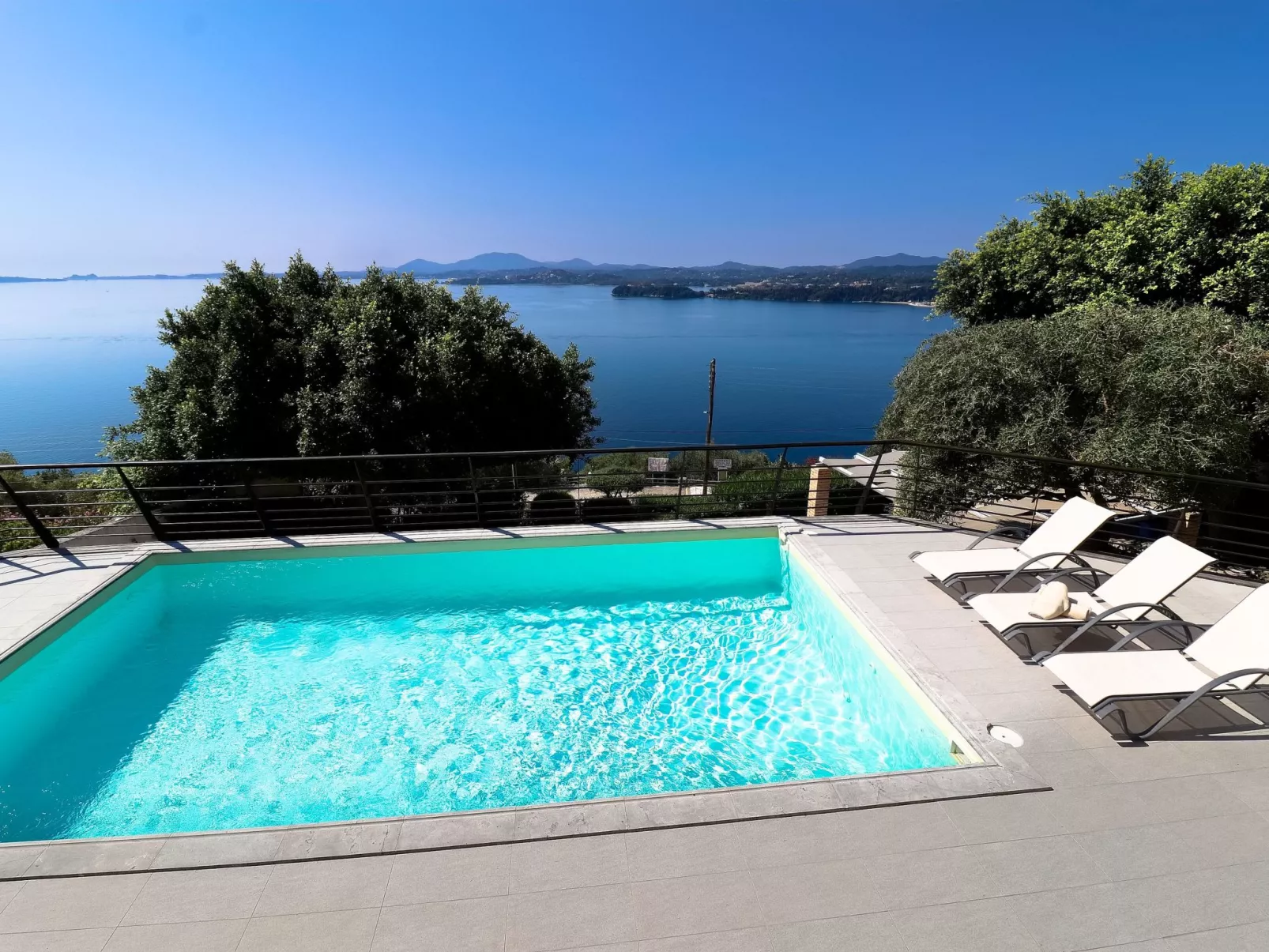 "Faiax" mit eigenem Pool