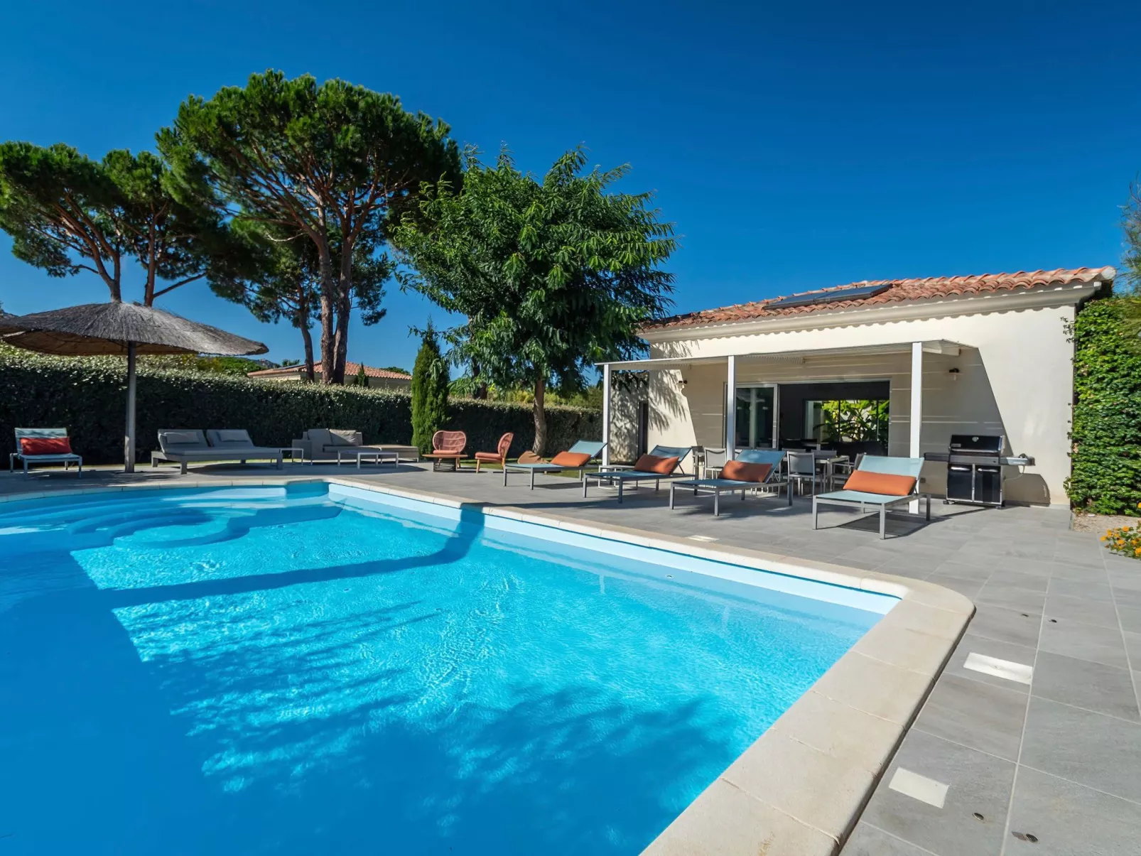 Villa 3 Schlafzimmer, privater Pool Garten und Parkplatz