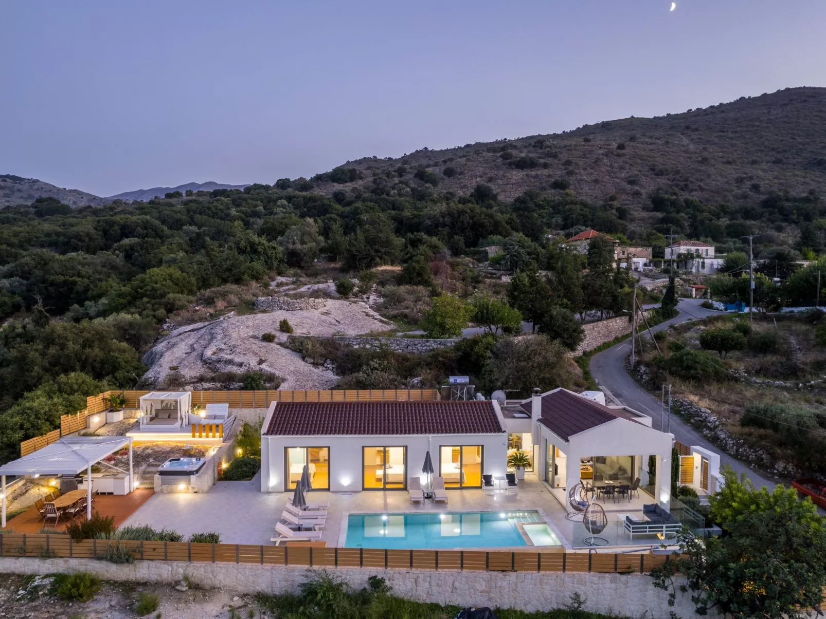 Villa White Harmony 6km vom Strand entfernt mit Pool