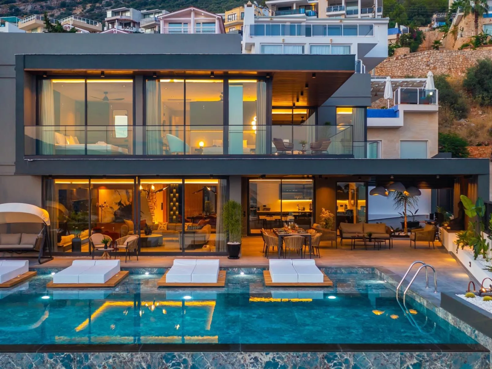 Designvilla mit Pool und spektakulärer Aussicht