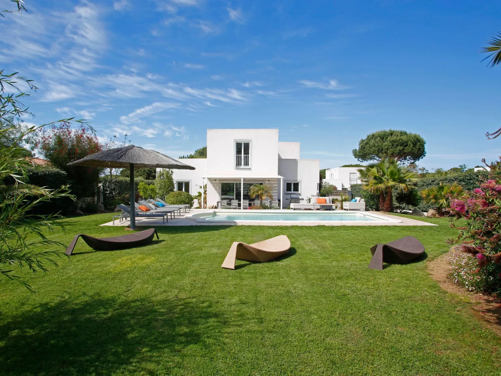 Villa 4 Schlafzimmer, privater Pool Garten und Parkplatz