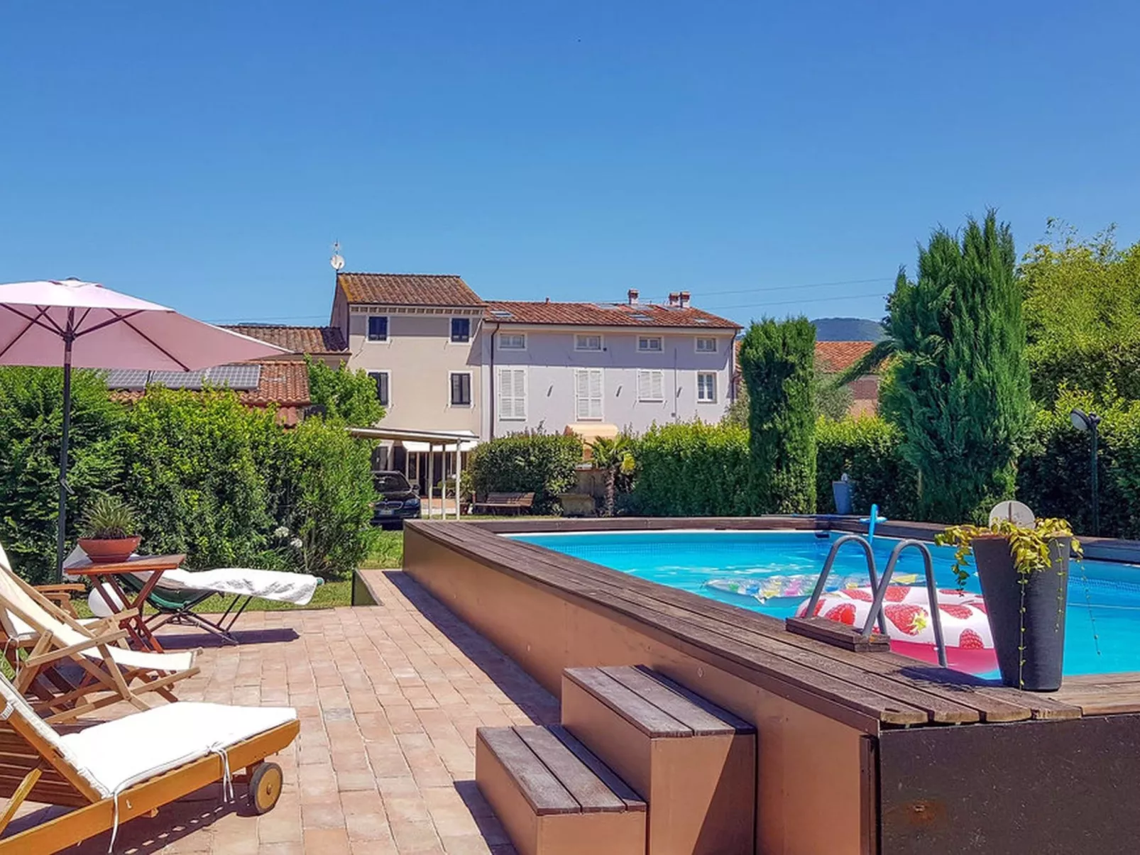 Unterkunft in einer Villa, Schwimmbad und großer Garten