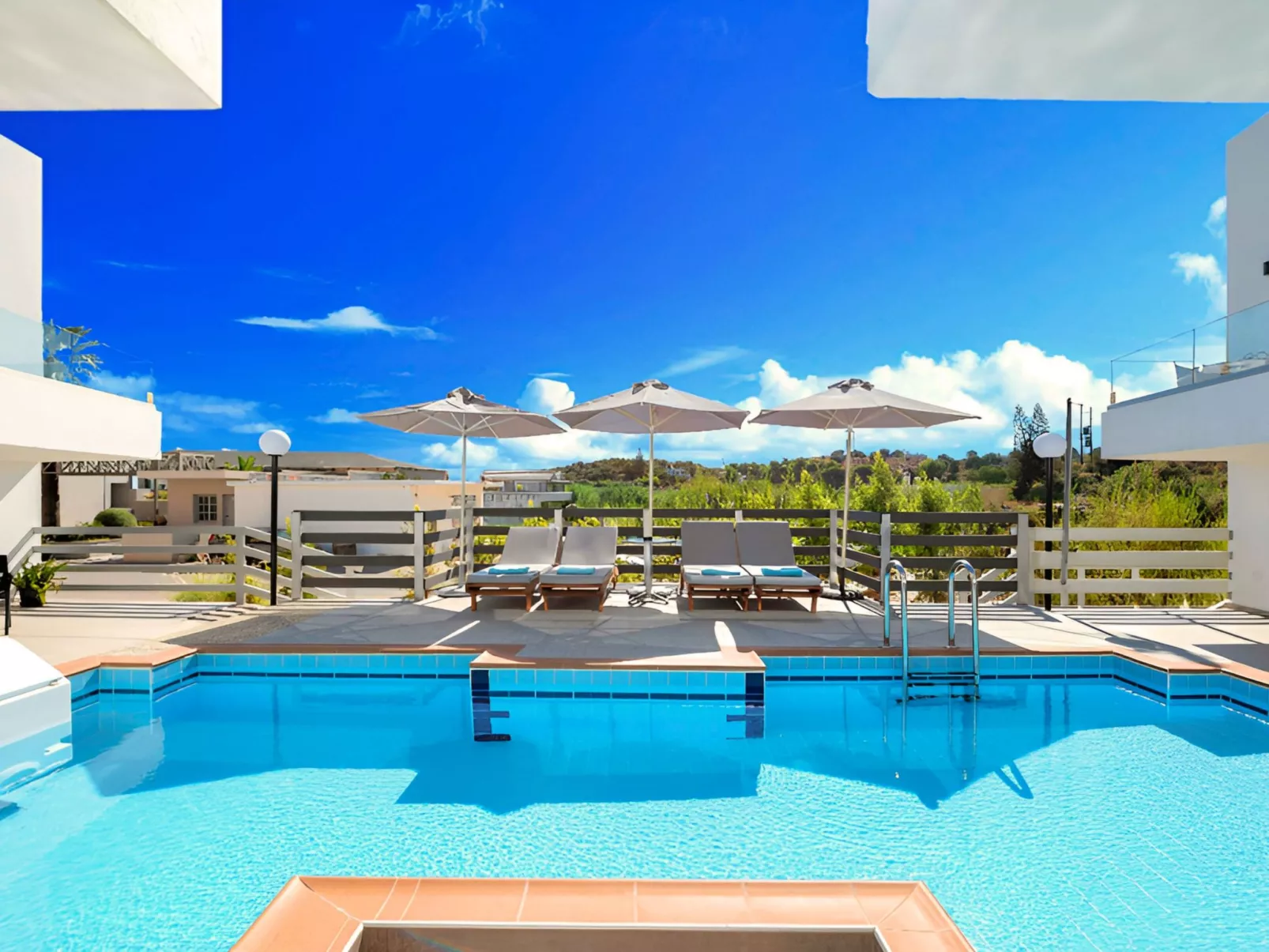 Pnoe Beachside Suite