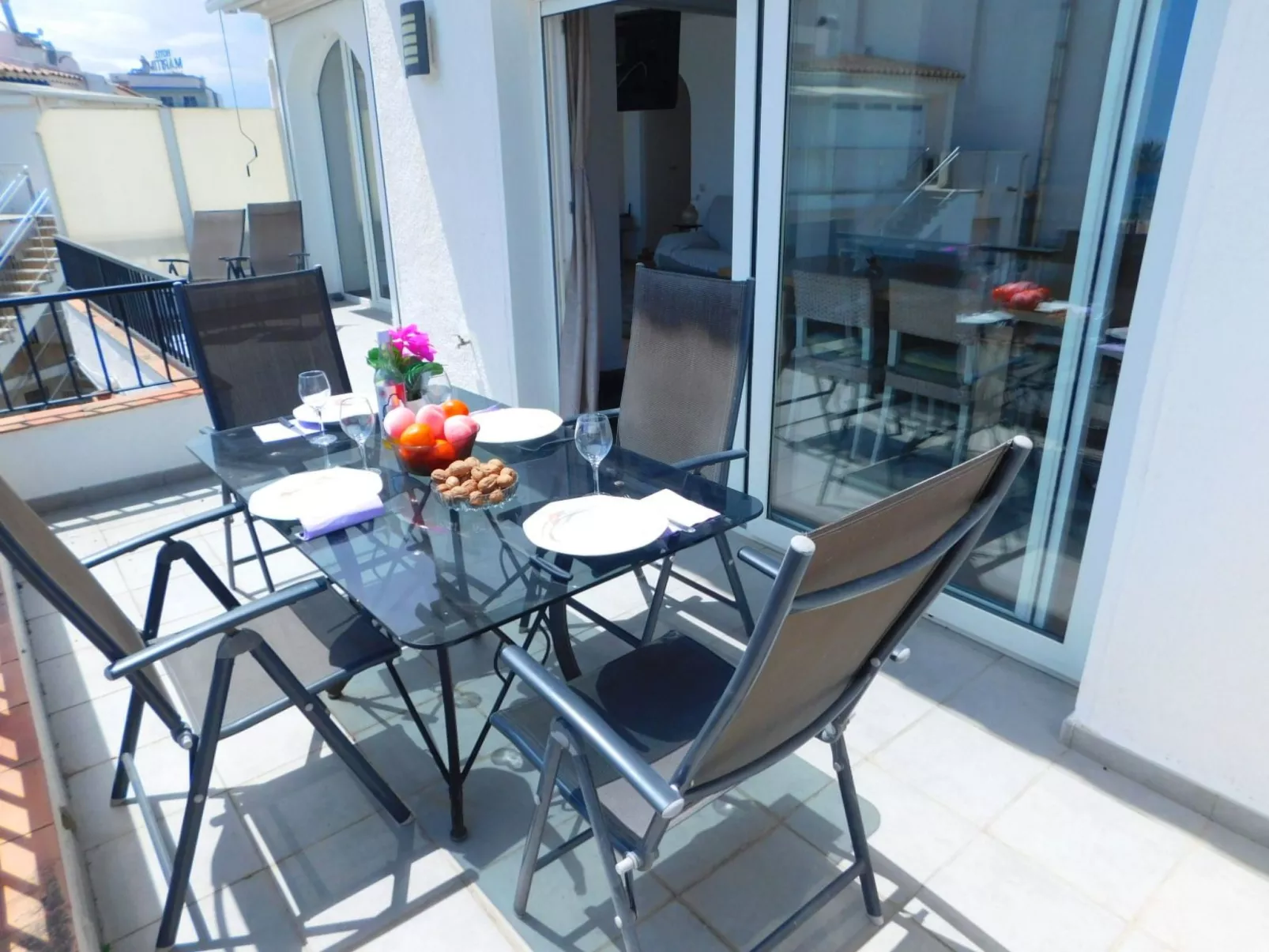 Piso de vacaciones de 2 habitaciones, con amplia terraza y parking en Salatar,