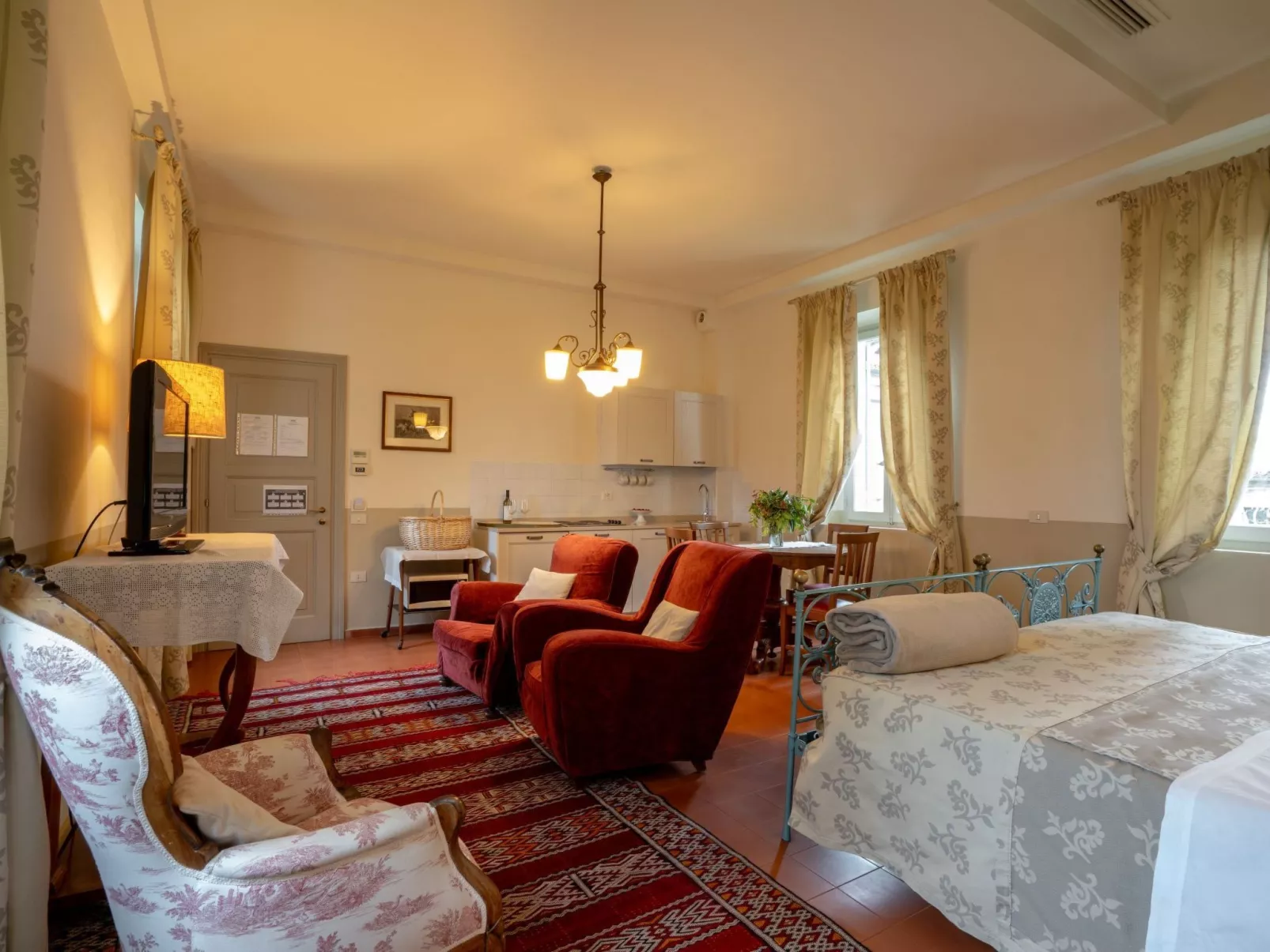 Mit Garten und Schwimmbad in den Hügeln der Marken.