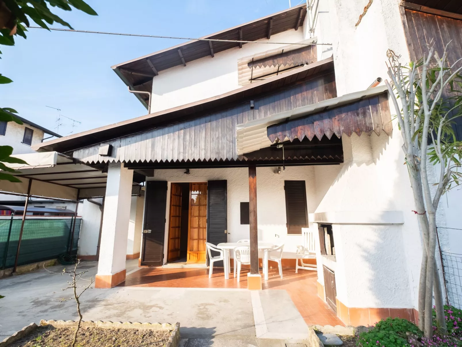 Vertikales Eckhaus mit zwei Bädern