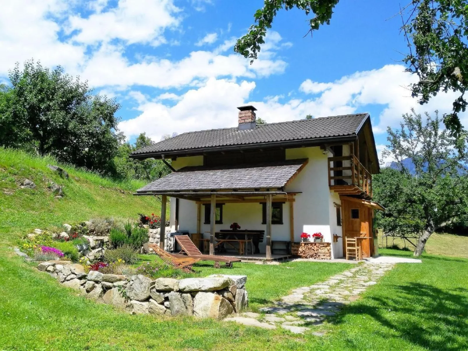 Romantisches Chalet in den Wiesen der Dolomiten