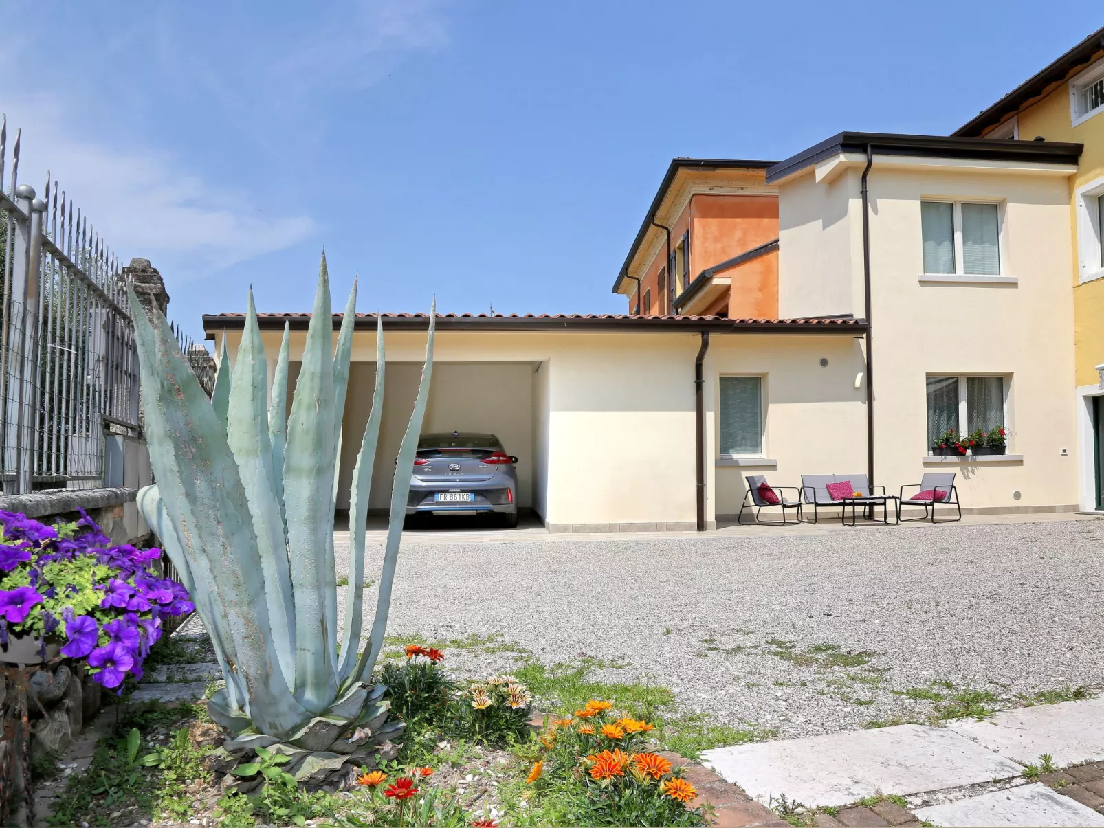 'Vall' mit Privatparkplatz