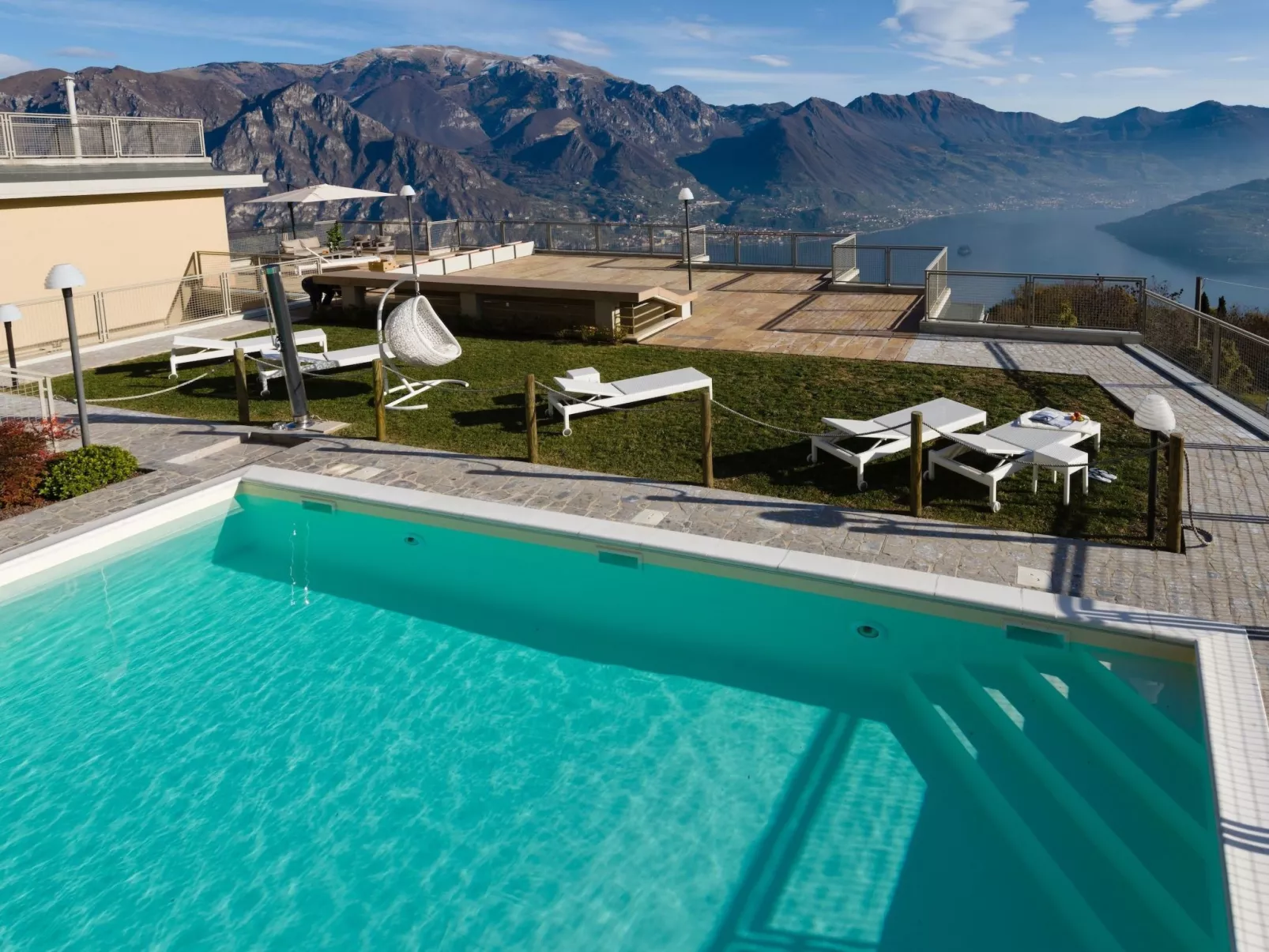 Lights on the Lake Zweizimmerwohnung mit Terrasse und Pool