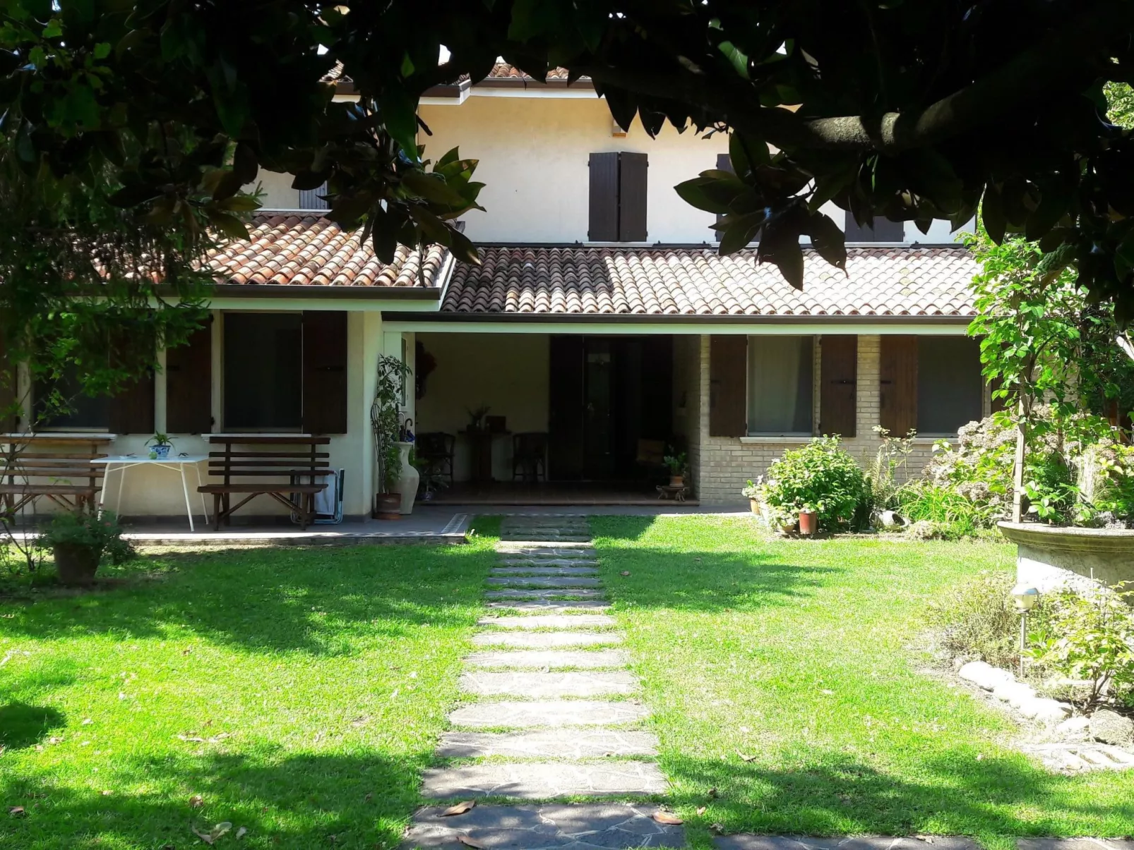 Auf einem ummauerten Grundstück