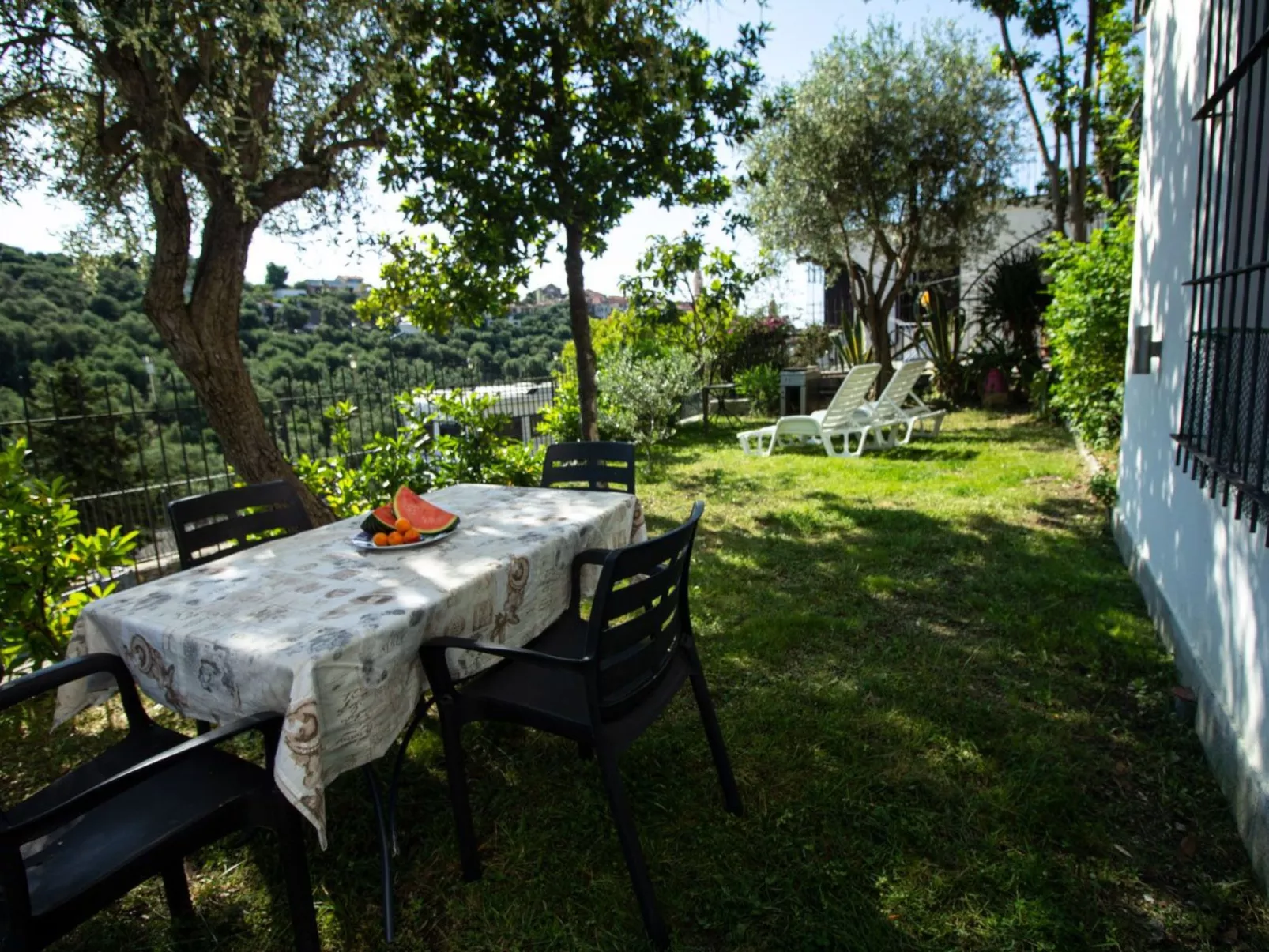 Komfortable Ferienwohnung in Cervo mit Garten