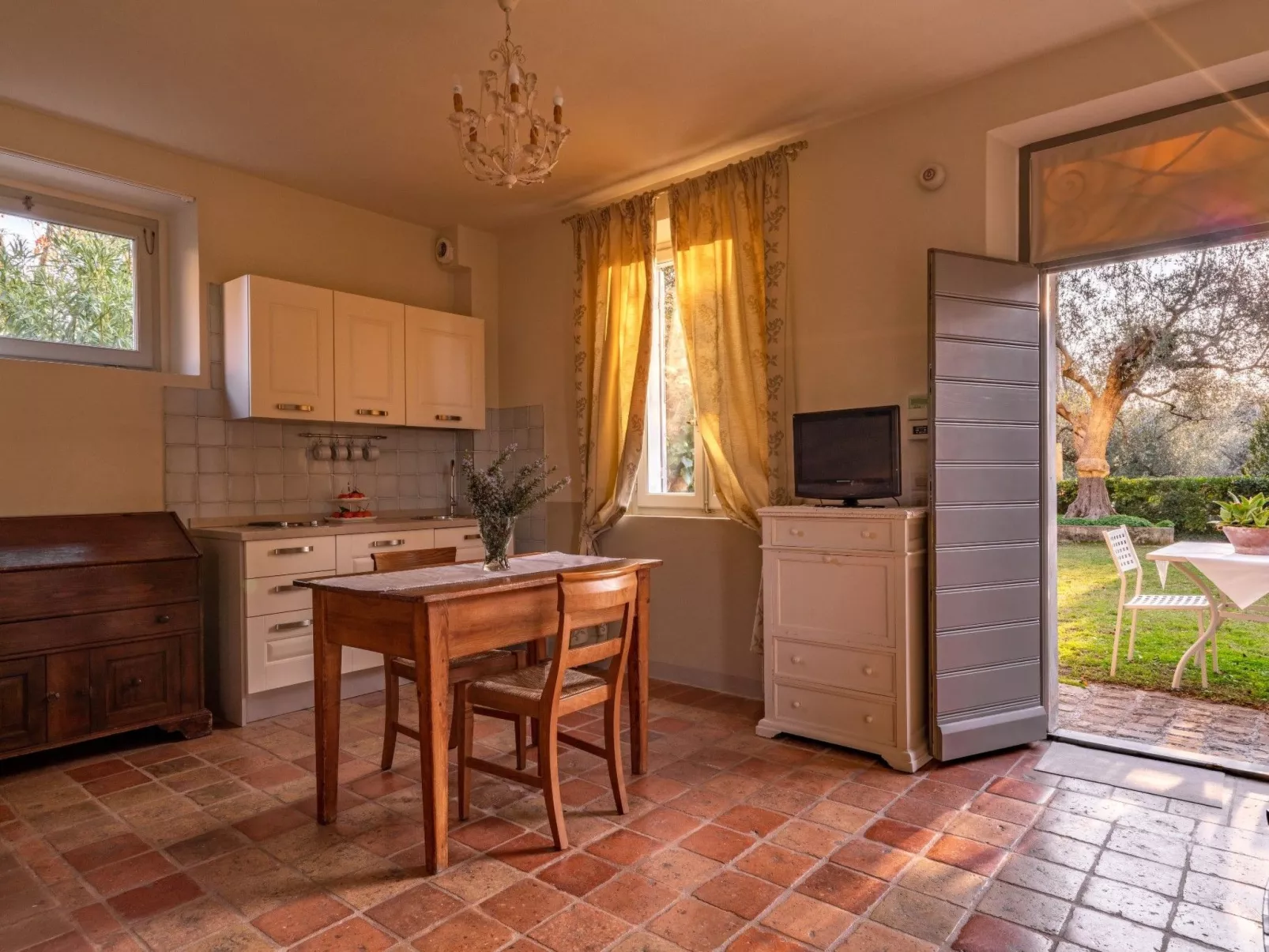 Studio-Apartment mit Sommerpool, Garten und Aussicht